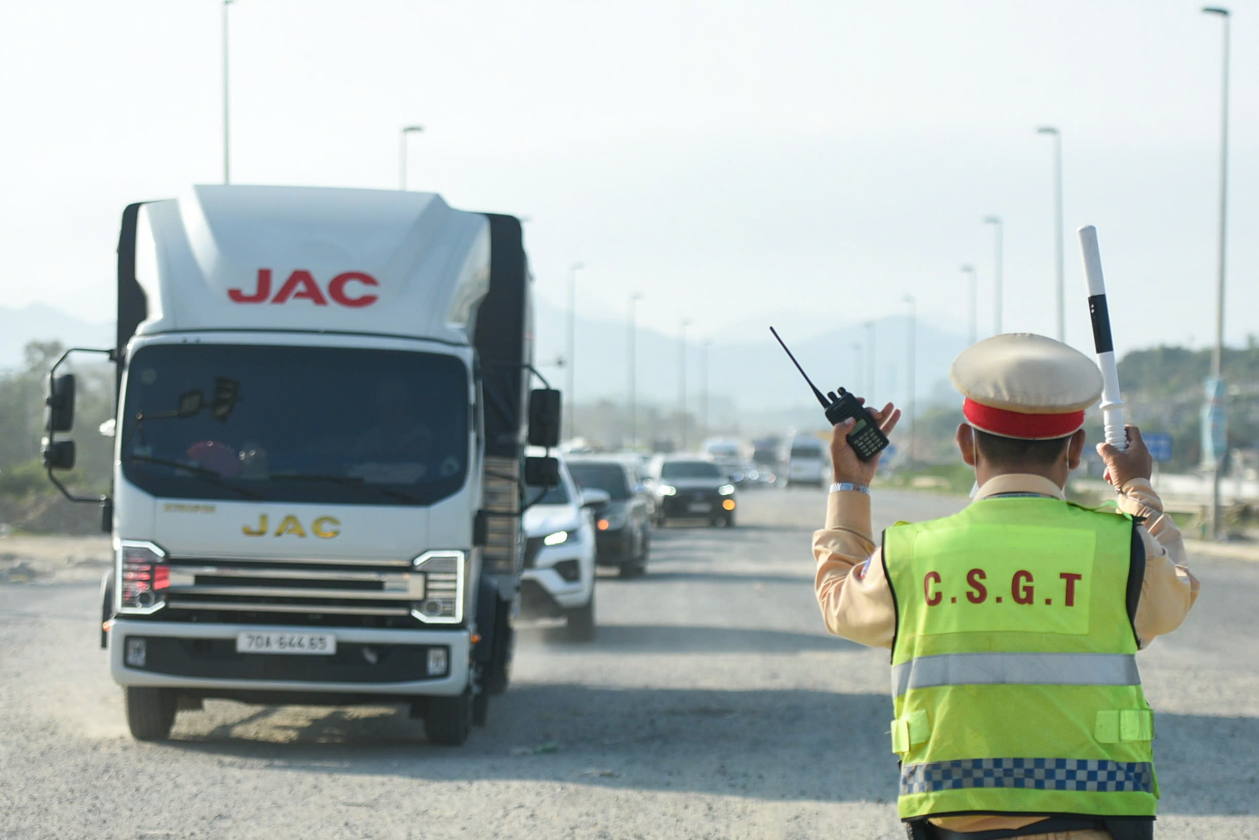 CSGT Đà Nẵng xuyên Tết giữ đường thông suốt, tai nạn giảm sâu - Ảnh 2.