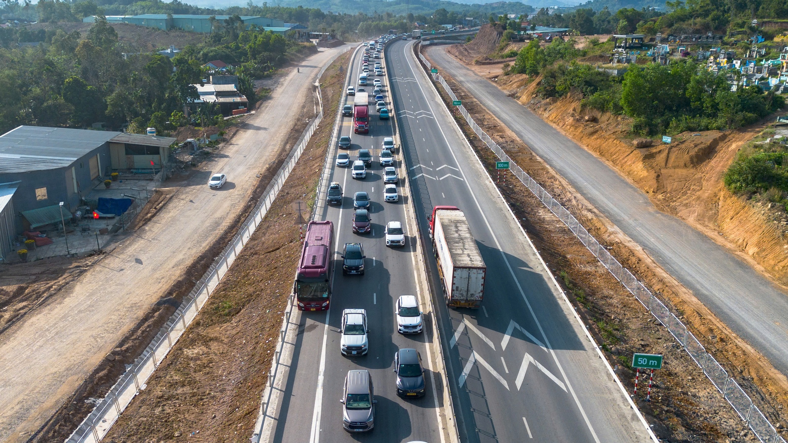 CSGT Đà Nẵng xuyên Tết giữ đường thông suốt, tai nạn giảm sâu - Ảnh 4.