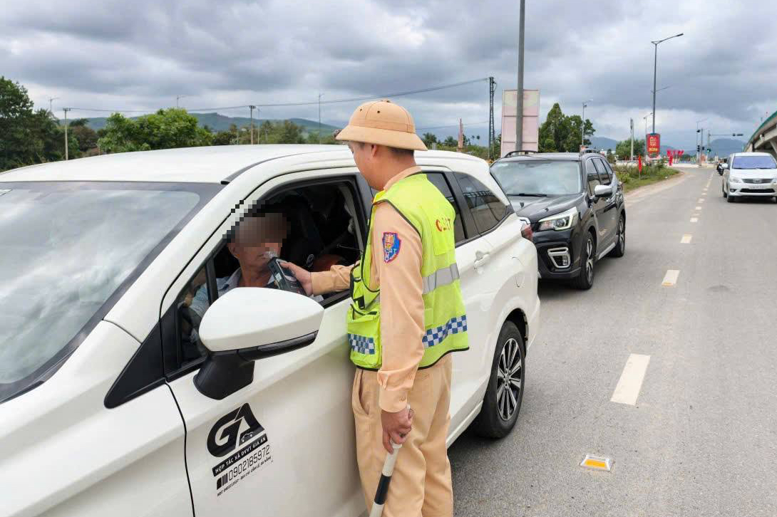 CSGT Đà Nẵng xuyên Tết giữ đường thông suốt, tai nạn giảm sâu - Ảnh 3.