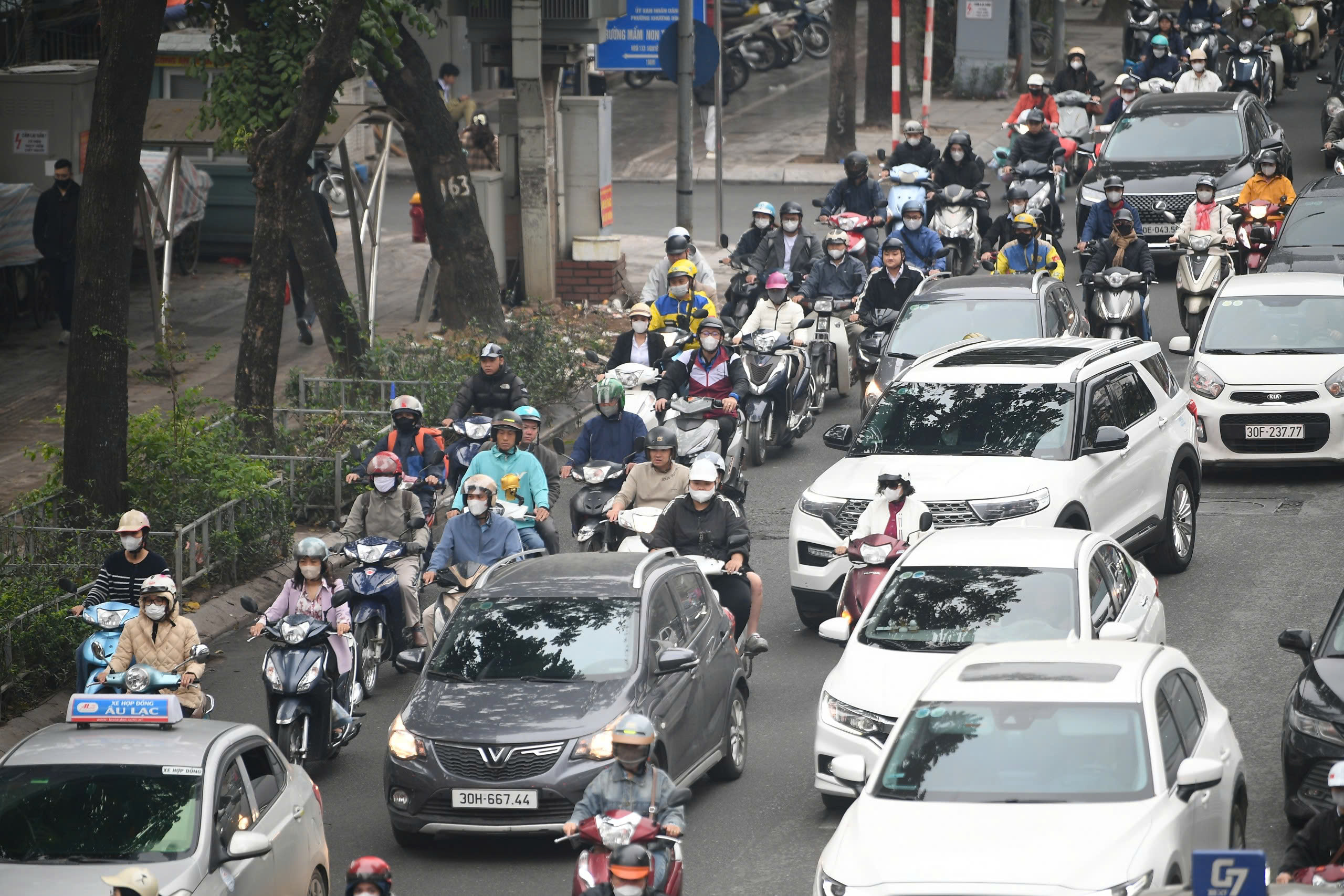 Đường Hà Nội thông thoáng trong ngày đầu làm việc sau Tết- Ảnh 4.