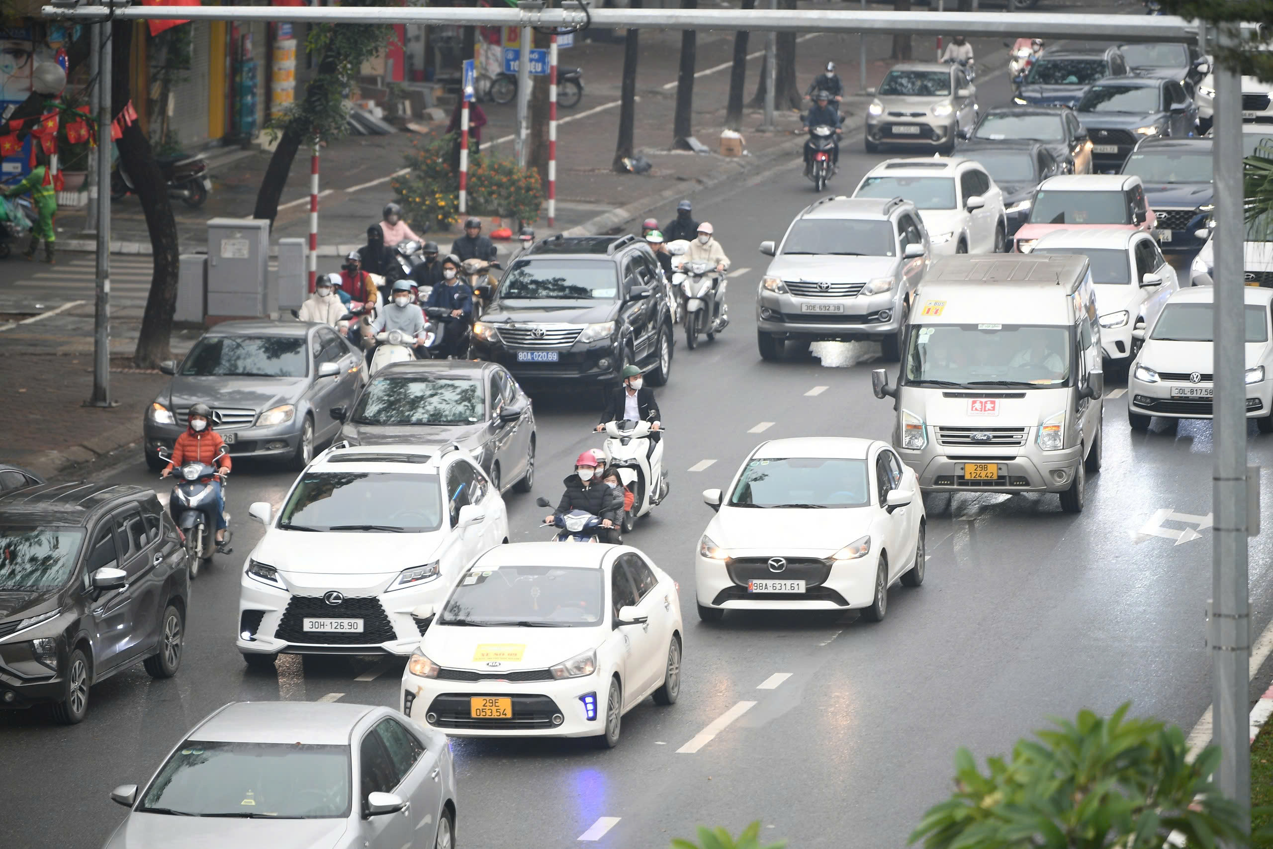 Đường Hà Nội thông thoáng trong ngày đầu làm việc sau Tết- Ảnh 1.