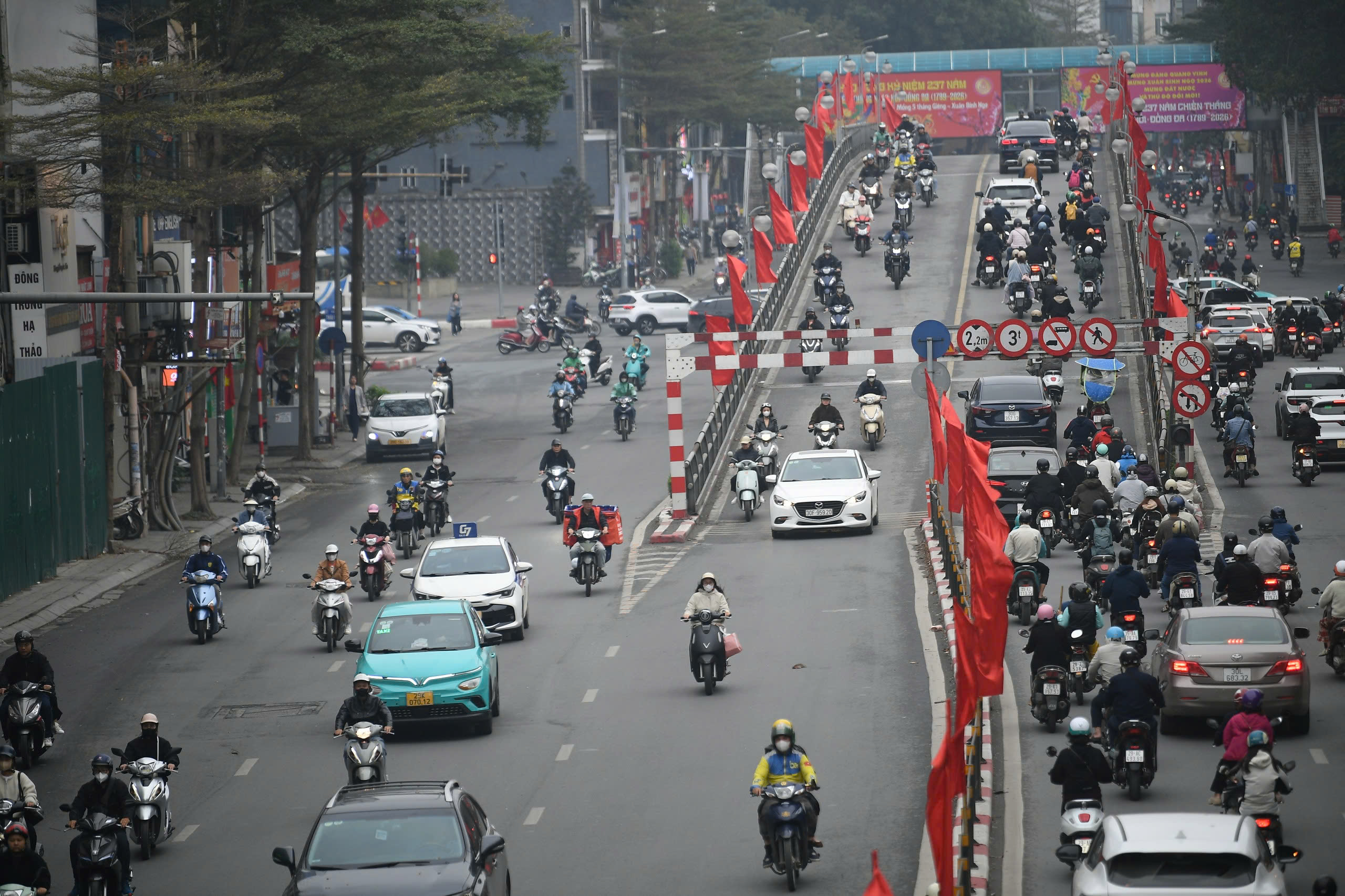 Đường Hà Nội thông thoáng trong ngày đầu làm việc sau Tết- Ảnh 7.