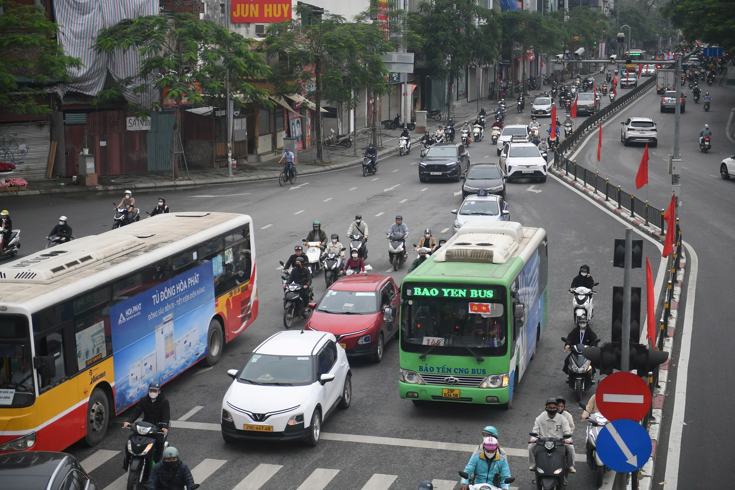 Đường Hà Nội thông thoáng trong ngày đầu làm việc sau Tết- Ảnh 12.