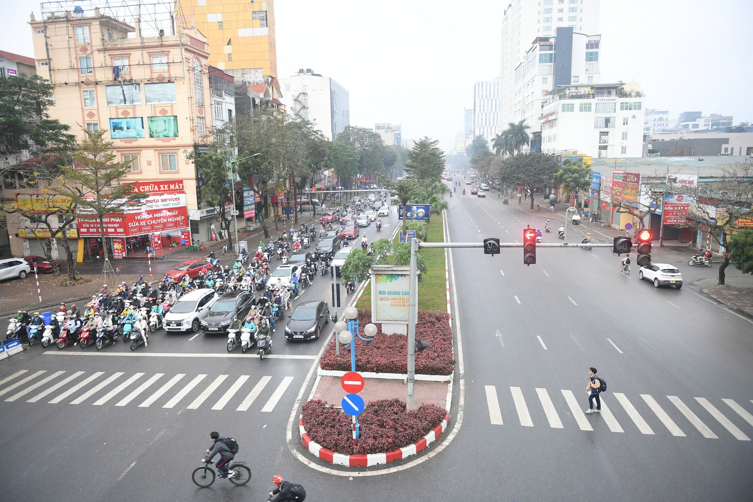 Đường Hà Nội thông thoáng trong ngày đầu làm việc sau Tết- Ảnh 11.