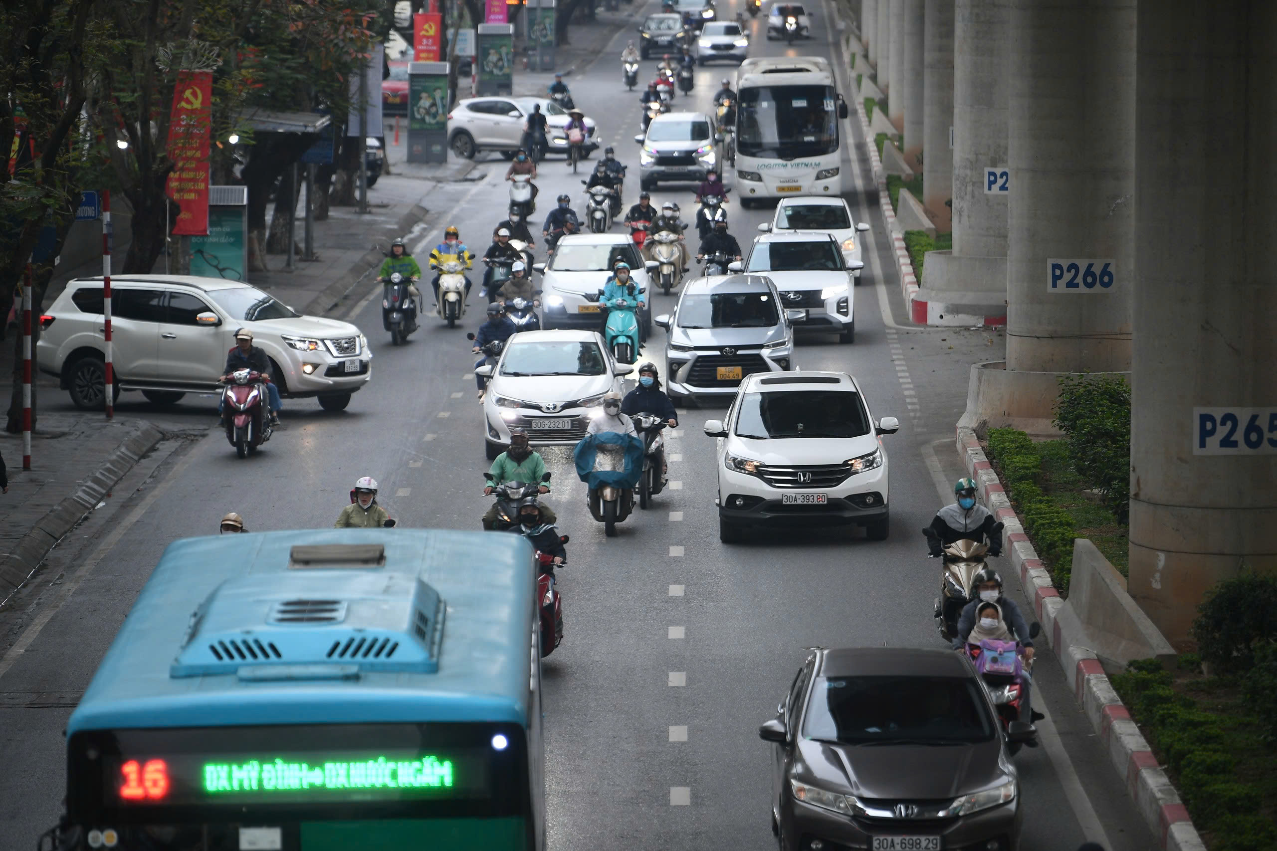 Đường Hà Nội thông thoáng trong ngày đầu làm việc sau Tết- Ảnh 2.