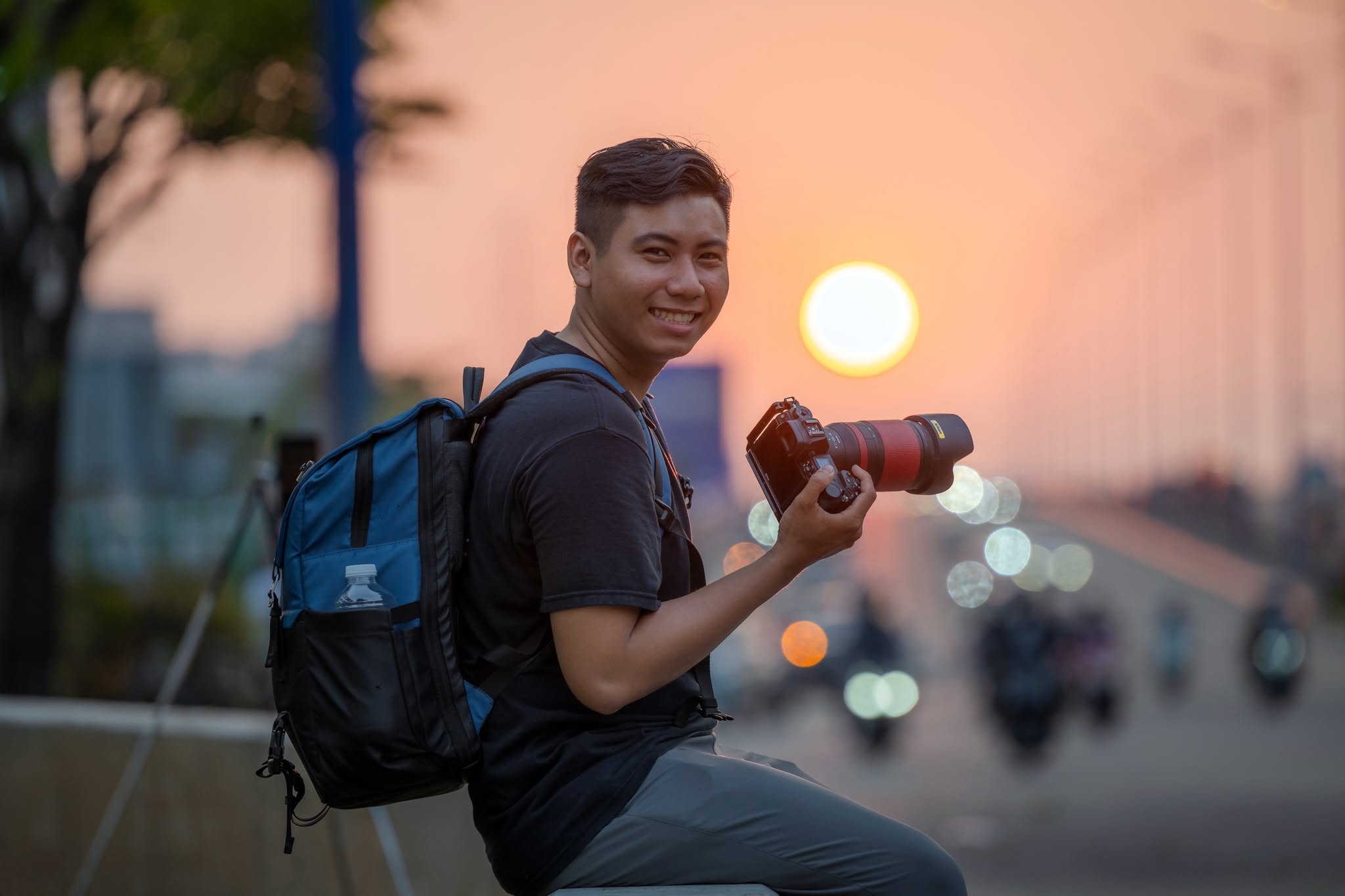 Người trẻ Tp.HCM đổ ra cầu, bờ s&ocirc;ng mỗi chiều để săn khoảnh khắc đặc biệt - Ảnh 7.