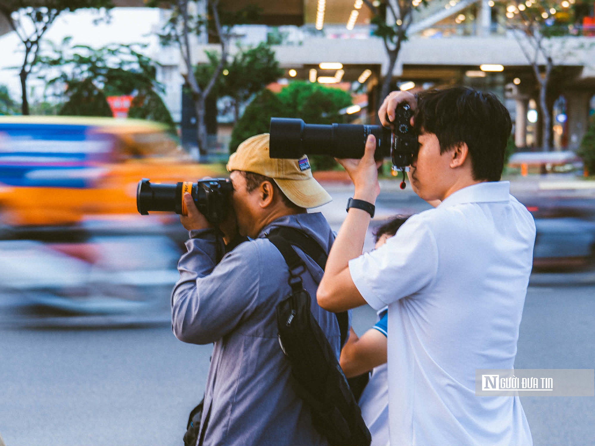 Người trẻ Tp.HCM đổ ra cầu, bờ s&ocirc;ng mỗi chiều để săn khoảnh khắc đặc biệt - Ảnh 1.