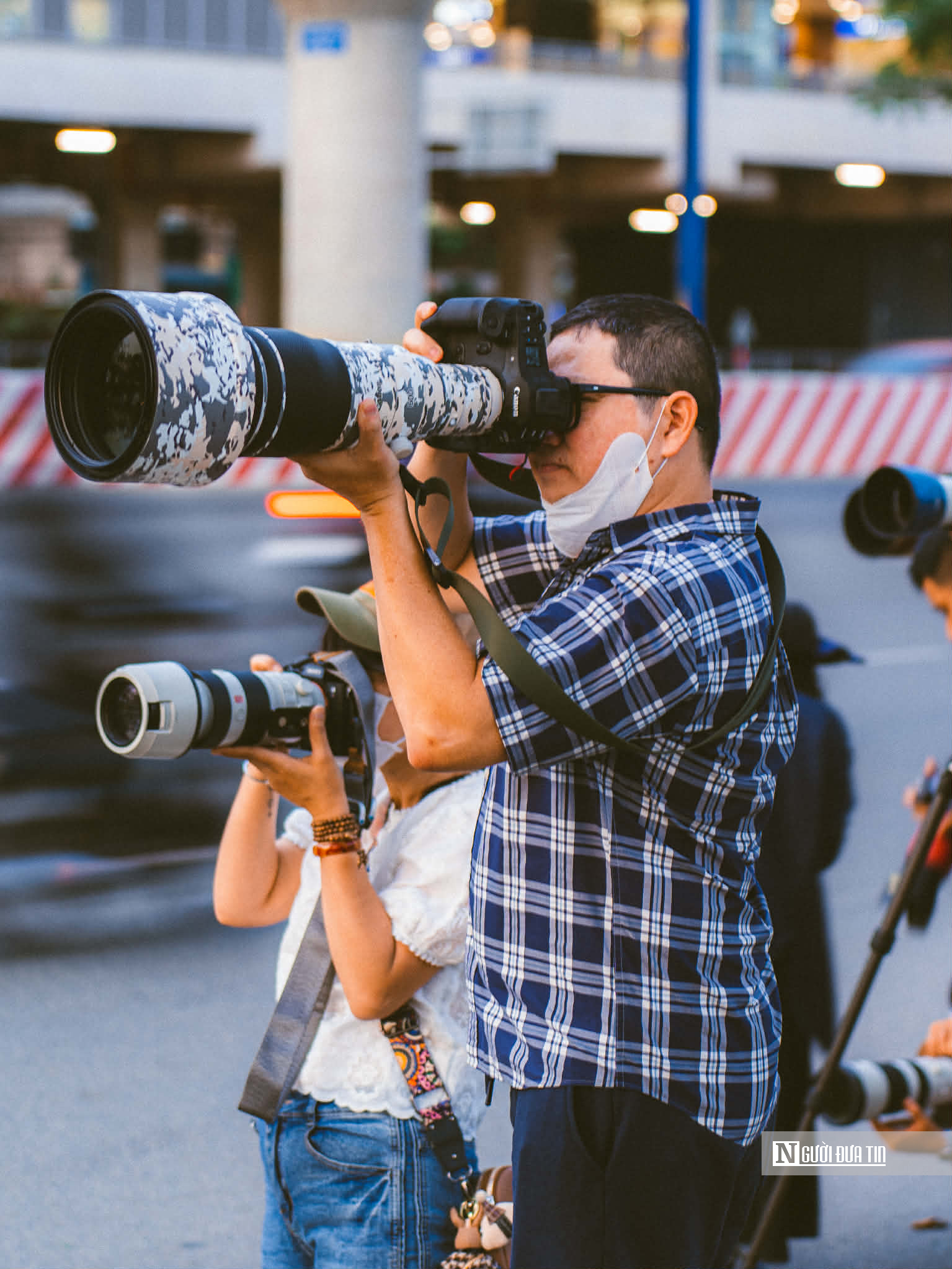 Người trẻ Tp.HCM đổ ra cầu, bờ s&ocirc;ng mỗi chiều để săn khoảnh khắc đặc biệt - Ảnh 3.