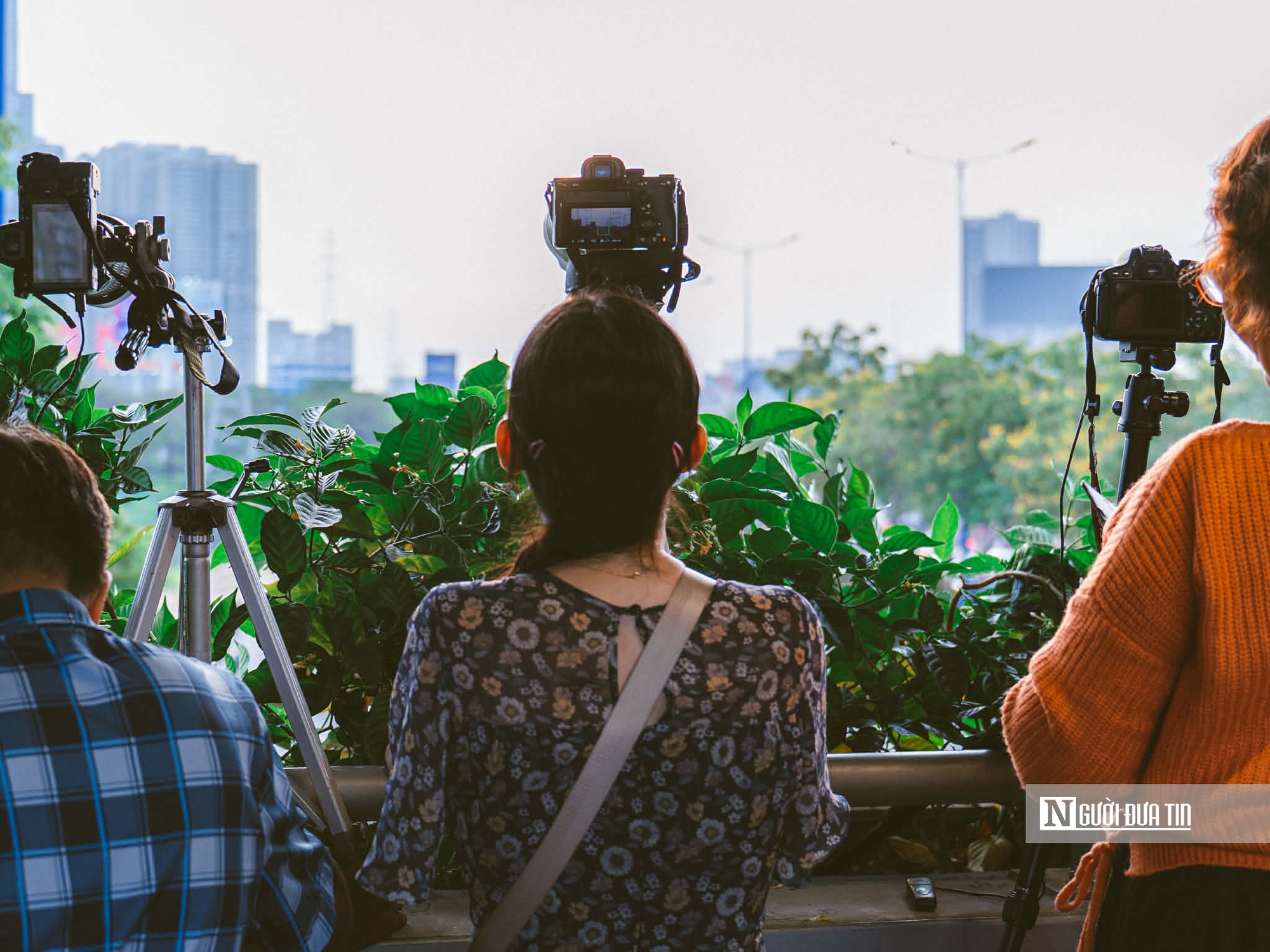 Người trẻ Tp.HCM đổ ra cầu, bờ s&ocirc;ng mỗi chiều để săn khoảnh khắc đặc biệt - Ảnh 4.