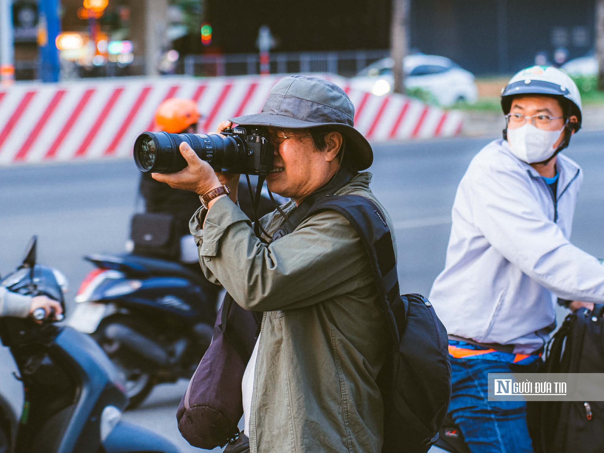 Người trẻ Tp.HCM đổ ra cầu, bờ s&ocirc;ng mỗi chiều để săn khoảnh khắc đặc biệt - Ảnh 5.