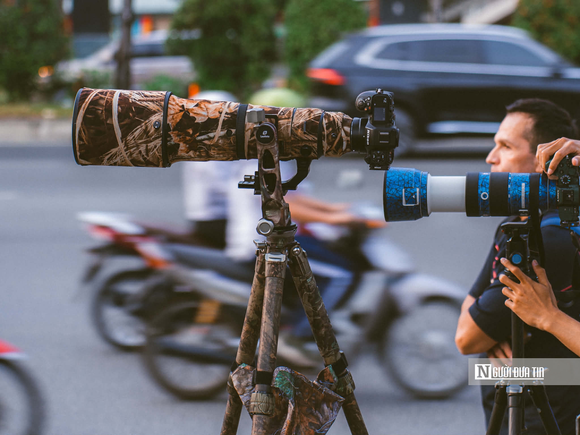 Người trẻ Tp.HCM đổ ra cầu, bờ s&ocirc;ng mỗi chiều để săn khoảnh khắc đặc biệt - Ảnh 6.