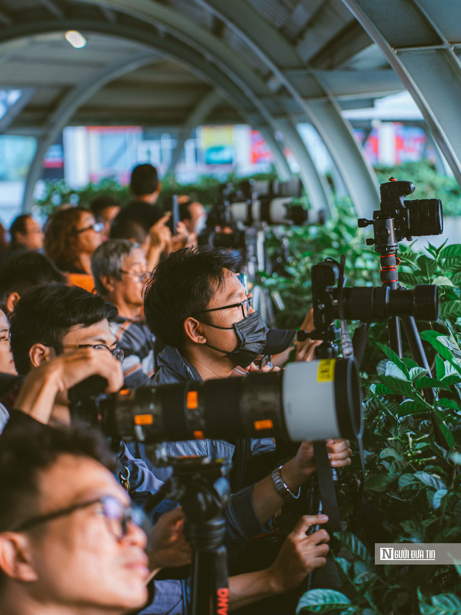 Người trẻ Tp.HCM đổ ra cầu, bờ s&ocirc;ng mỗi chiều để săn khoảnh khắc đặc biệt - Ảnh 14.