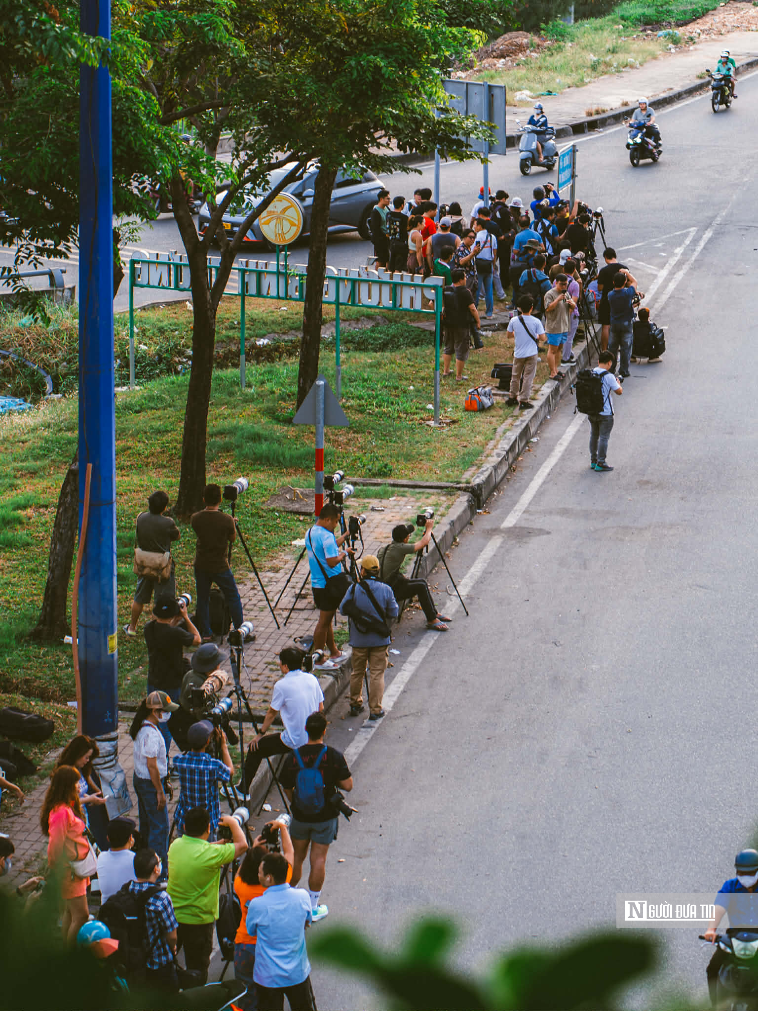 Người trẻ Tp.HCM đổ ra cầu, bờ s&ocirc;ng mỗi chiều để săn khoảnh khắc đặc biệt - Ảnh 15.