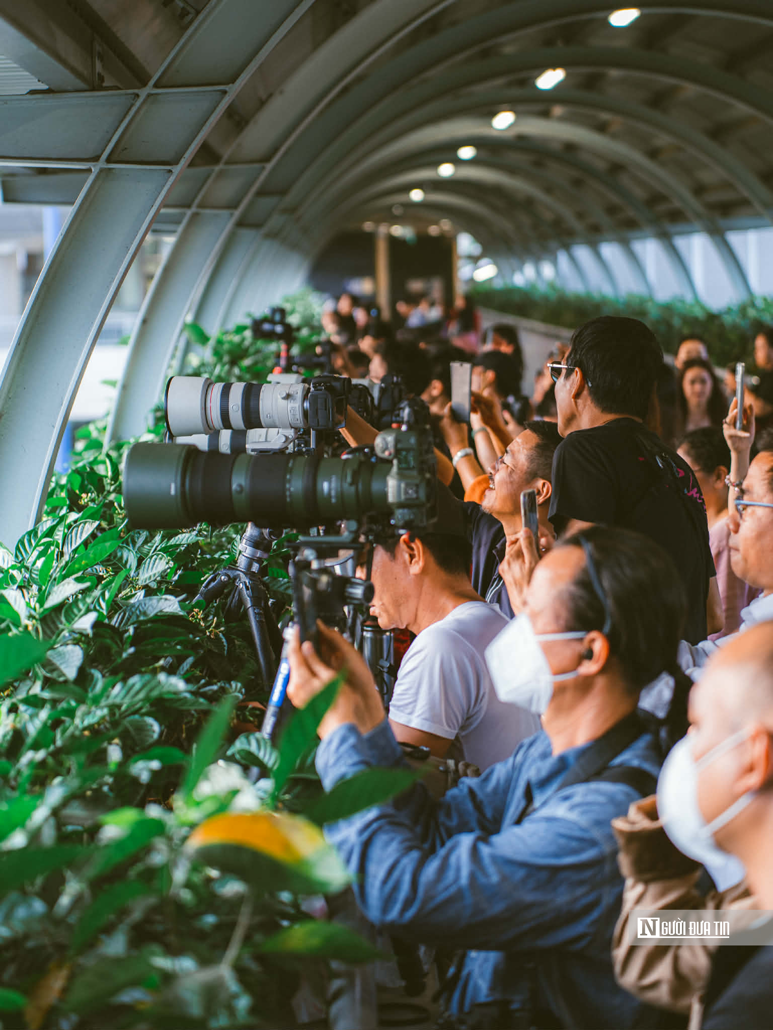 Người trẻ Tp.HCM đổ ra cầu, bờ s&ocirc;ng mỗi chiều để săn khoảnh khắc đặc biệt - Ảnh 16.