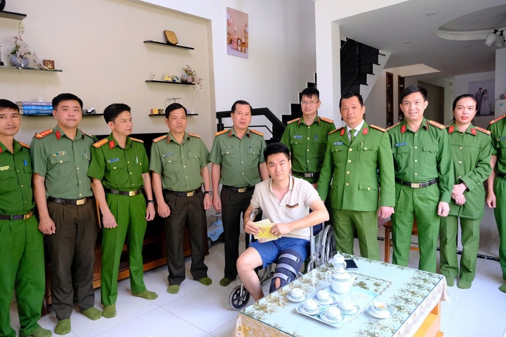 Tạm giữ h&igrave;nh sự đối tượng d&ugrave;ng x&agrave; beng tấn c&ocirc;ng Đại &uacute;y C&ocirc;ng an bị g&atilde;y xương ch&acirc;n- Ảnh 1.