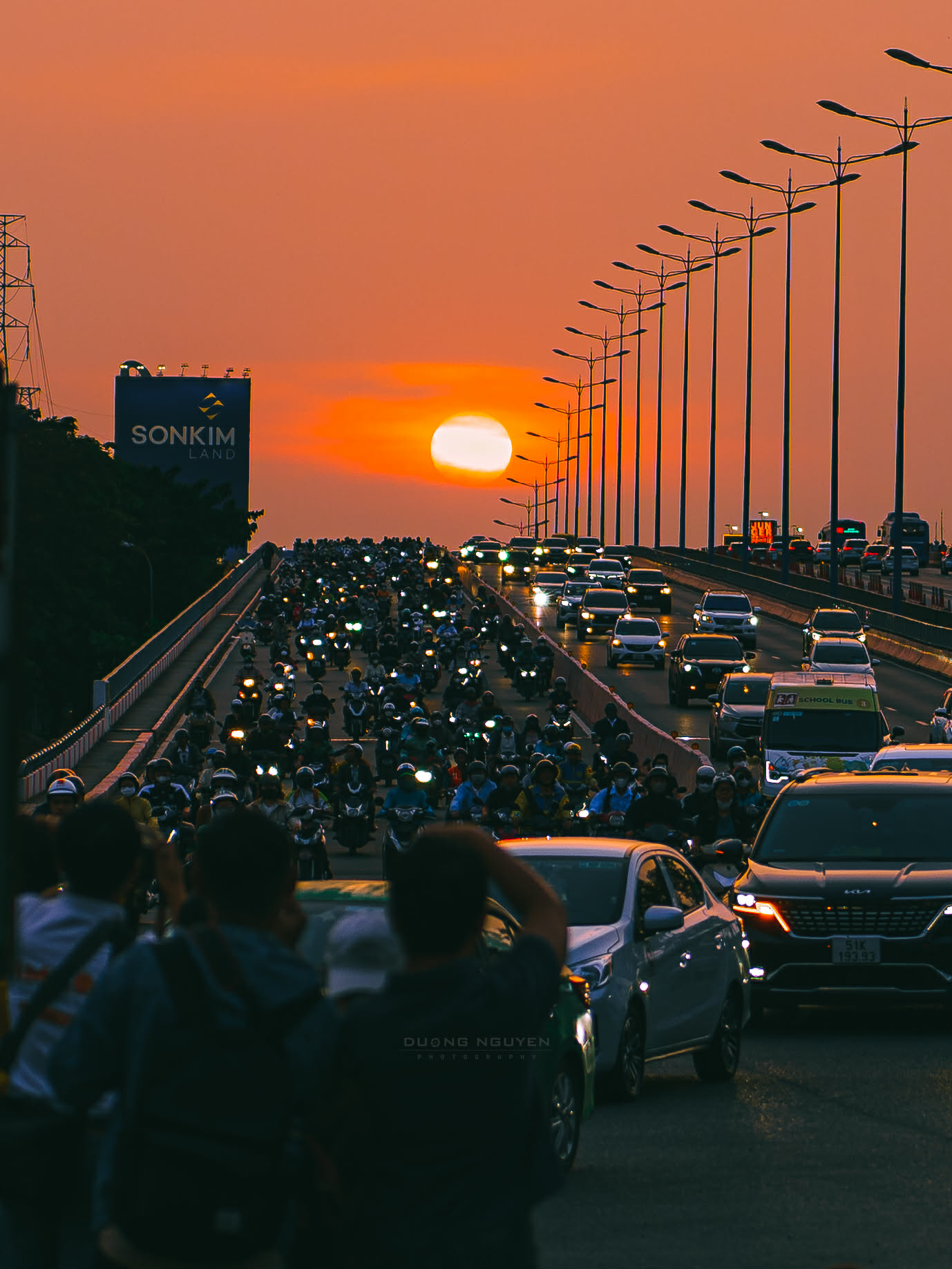 Người trẻ Tp.HCM đổ ra cầu, bờ s&ocirc;ng mỗi chiều để săn khoảnh khắc đặc biệt - Ảnh 19.