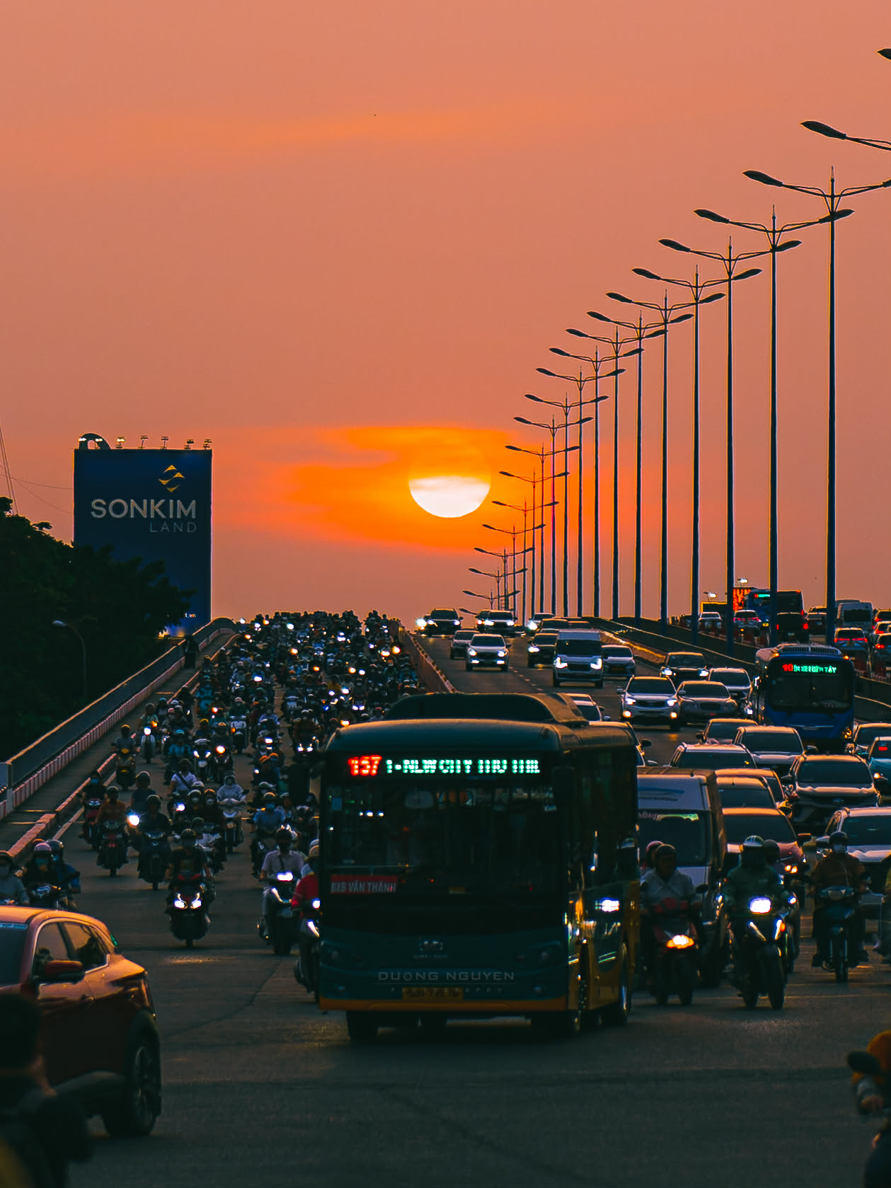 Người trẻ Tp.HCM đổ ra cầu, bờ s&ocirc;ng mỗi chiều để săn khoảnh khắc đặc biệt - Ảnh 18.