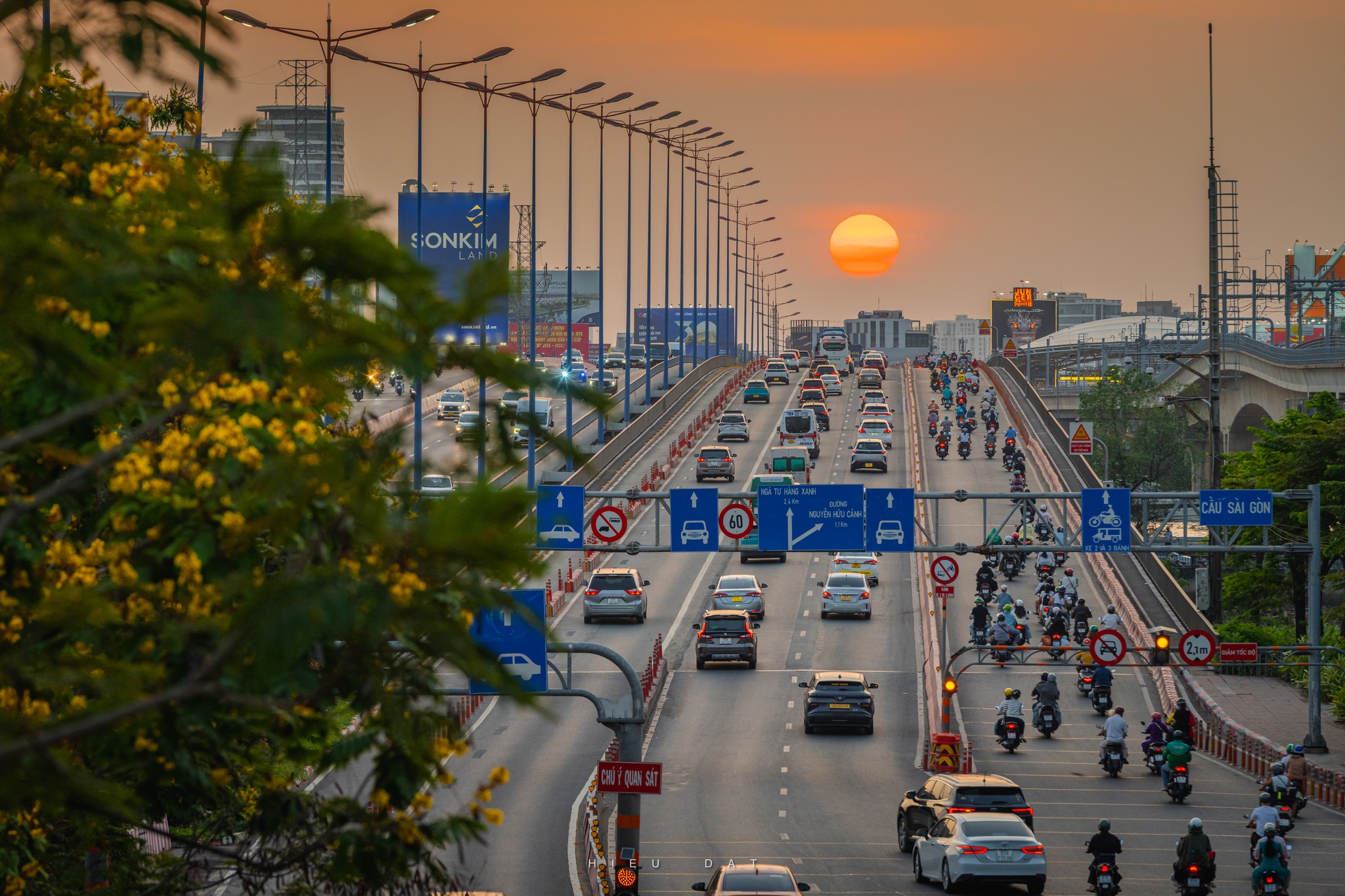 Người trẻ Tp.HCM đổ ra cầu, bờ s&ocirc;ng mỗi chiều để săn khoảnh khắc đặc biệt - Ảnh 8.