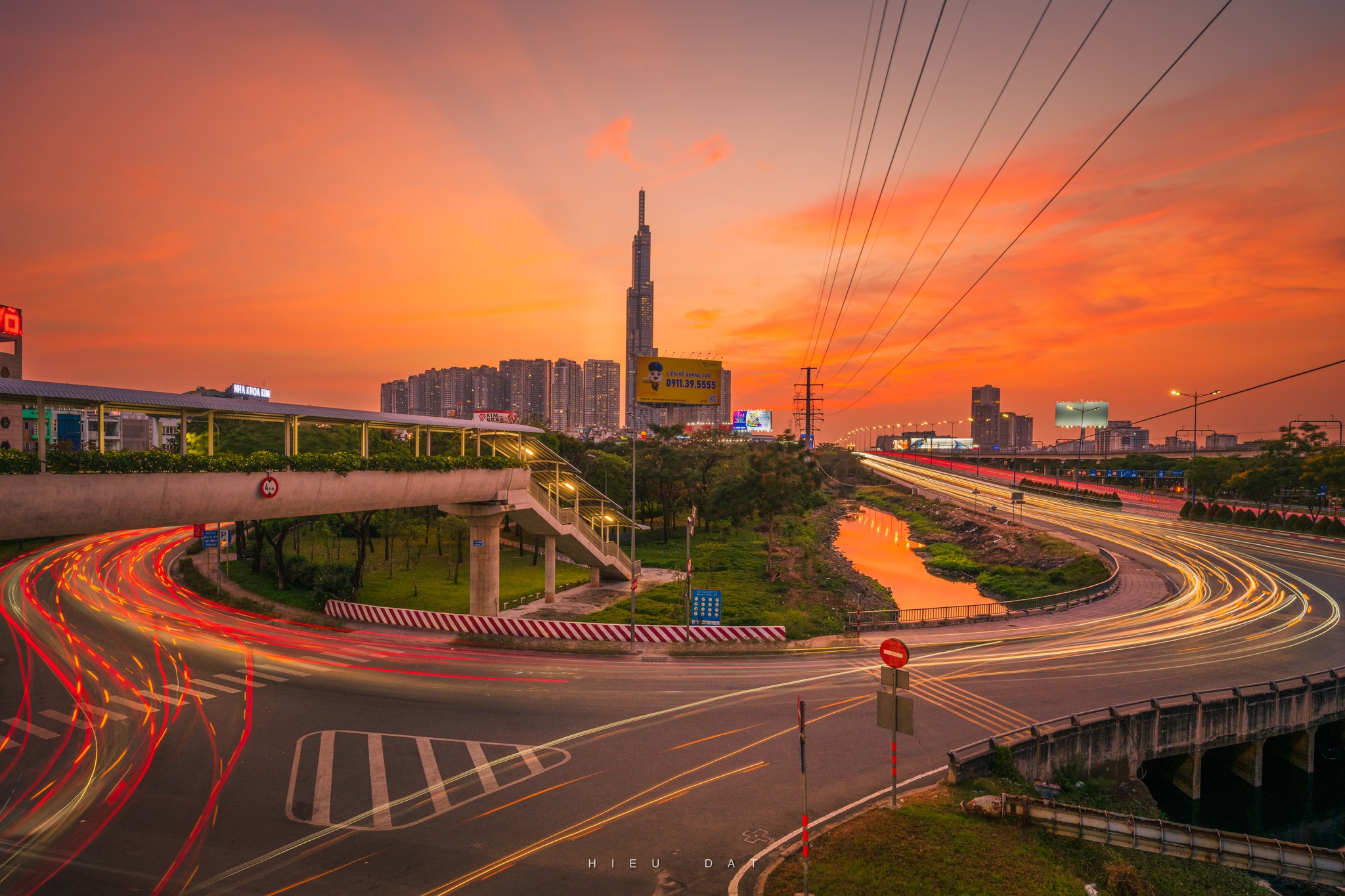 Người trẻ Tp.HCM đổ ra cầu, bờ s&ocirc;ng mỗi chiều để săn khoảnh khắc đặc biệt - Ảnh 13.