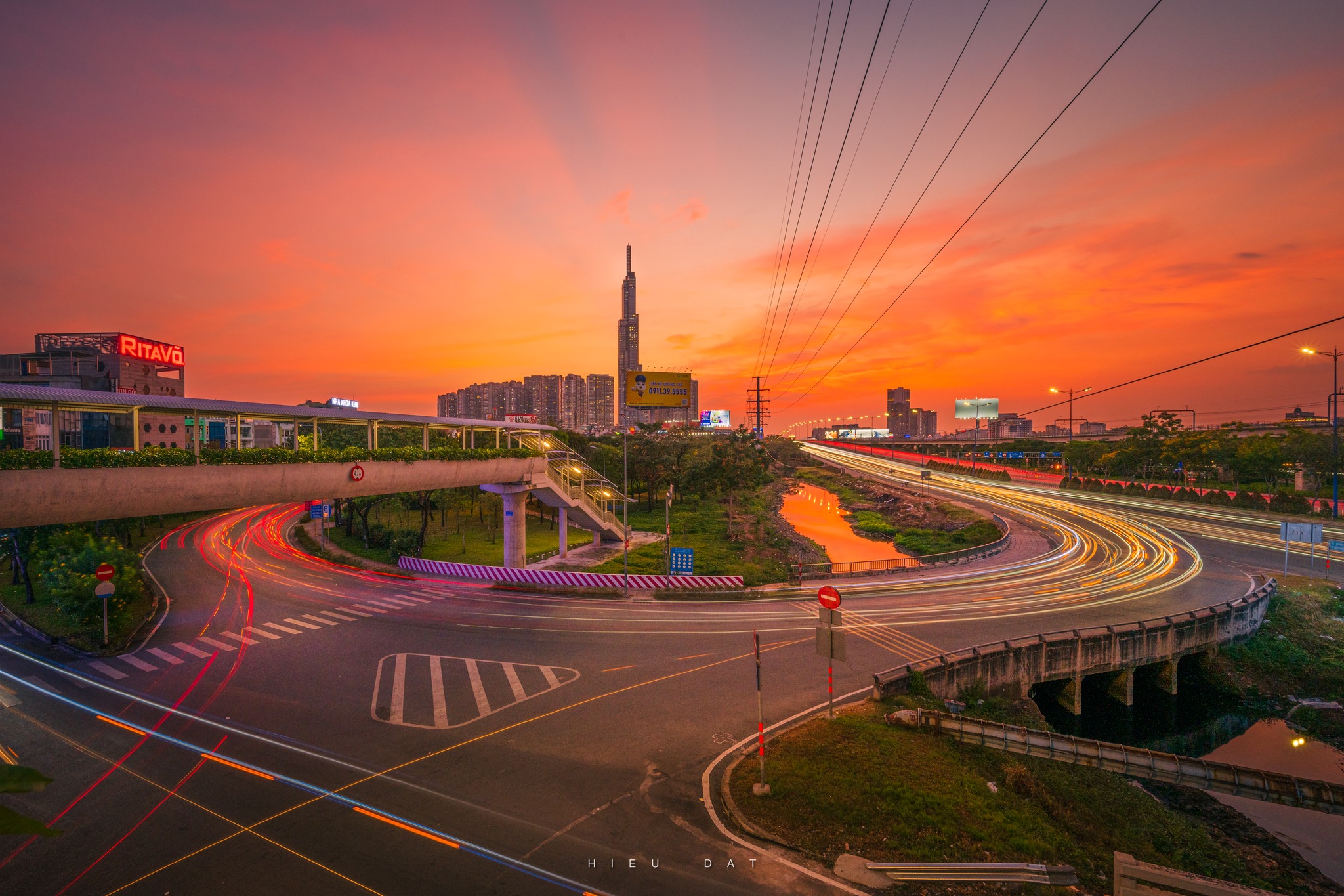 Người trẻ Tp.HCM đổ ra cầu, bờ s&ocirc;ng mỗi chiều để săn khoảnh khắc đặc biệt - Ảnh 12.