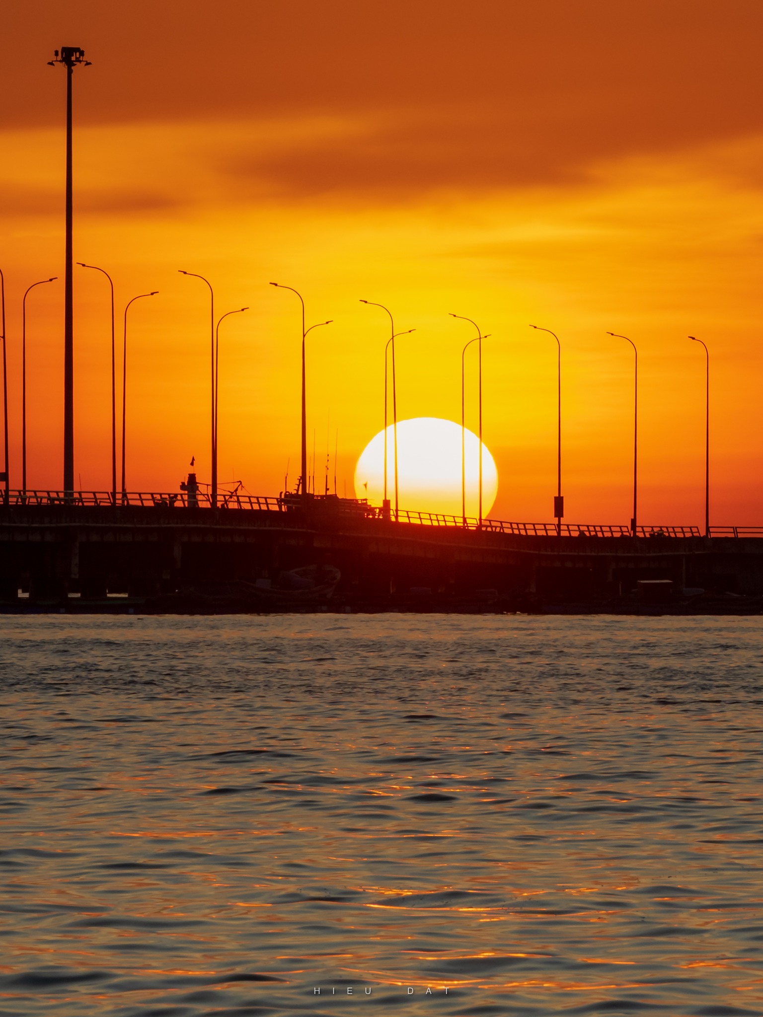 Người trẻ Tp.HCM đổ ra cầu, bờ s&ocirc;ng mỗi chiều để săn khoảnh khắc đặc biệt - Ảnh 10.