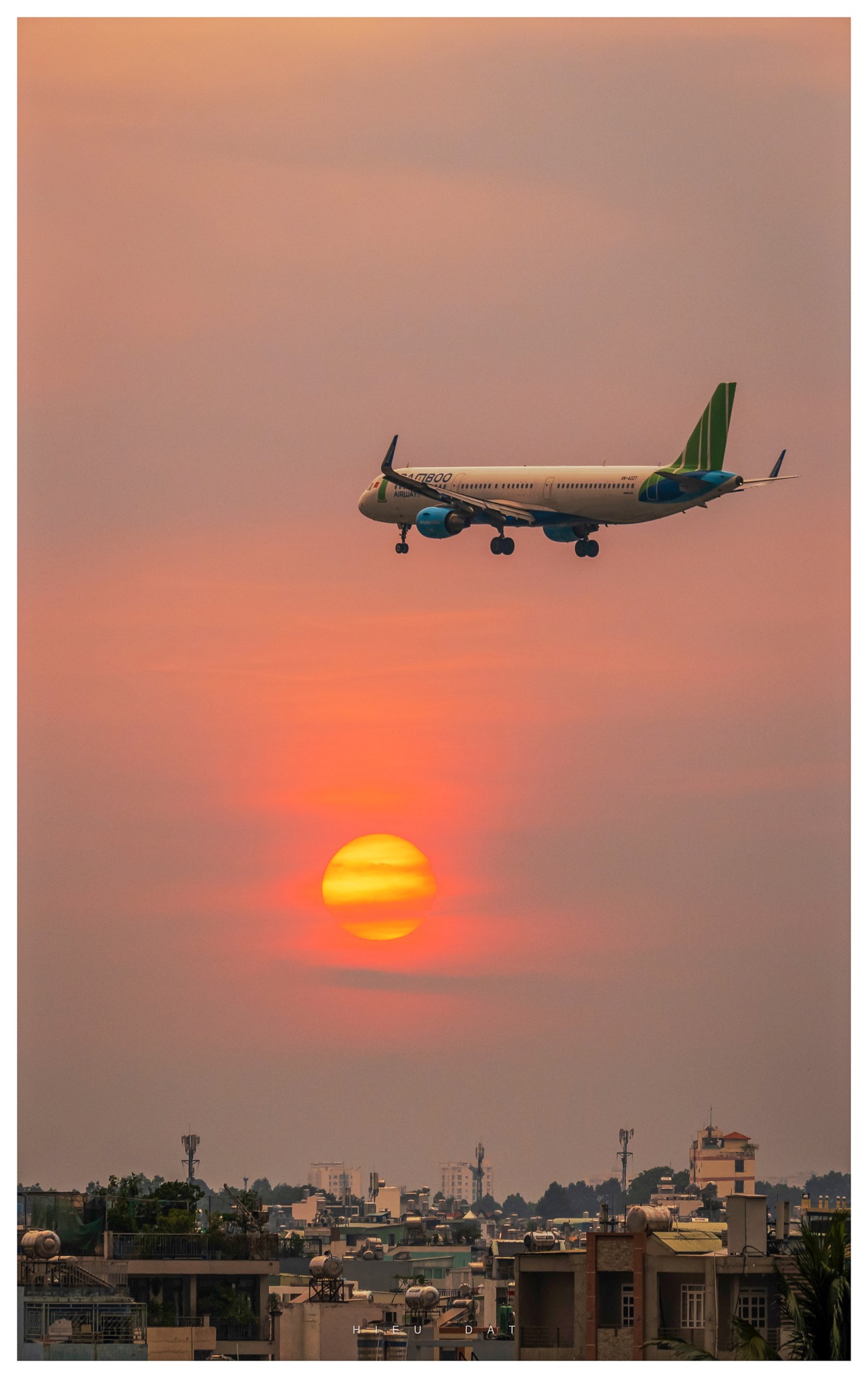 Người trẻ Tp.HCM đổ ra cầu, bờ s&ocirc;ng mỗi chiều để săn khoảnh khắc đặc biệt - Ảnh 9.