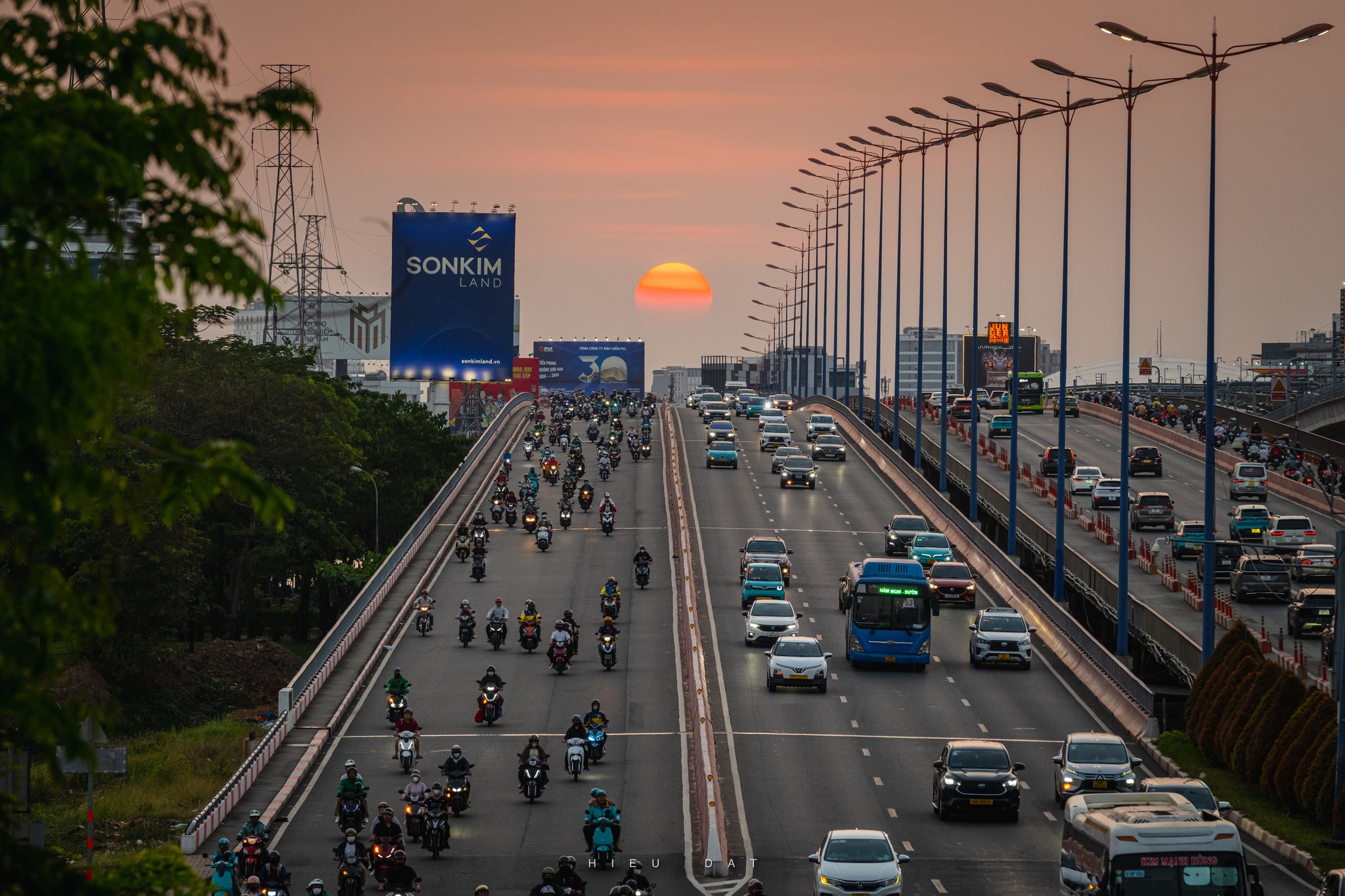 Người trẻ Tp.HCM đổ ra cầu, bờ s&ocirc;ng mỗi chiều để săn khoảnh khắc đặc biệt - Ảnh 11.