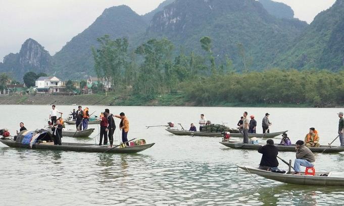 Khen thưởng 2 cha con dũng cảm cứu 5 người vụ lật thuyền s&ocirc;ng Gianh - Ảnh 1.