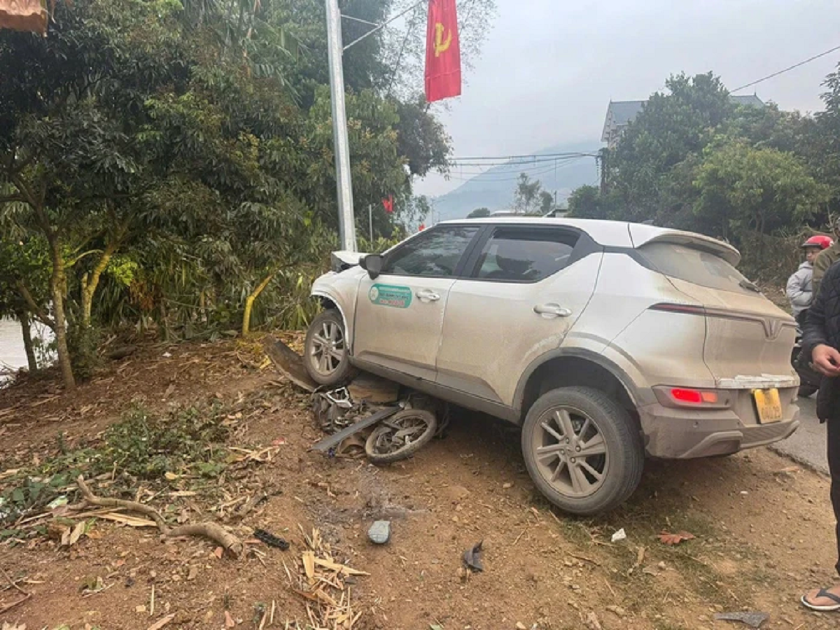 Ô tô con lao nhanh như tên bắn, húc văng xe máy khiến thầy hiệu trưởng tử vong - Ảnh 1.