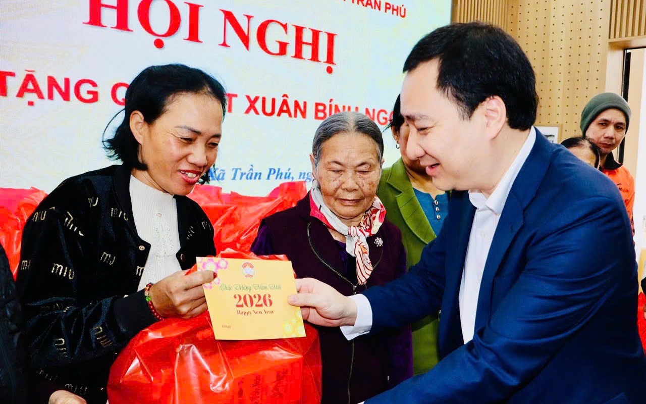 Đồng chí Vũ Văn Tiến trao quà Tết cho hộ nghèo tại Hải Phòng và ứng cử Quốc hội