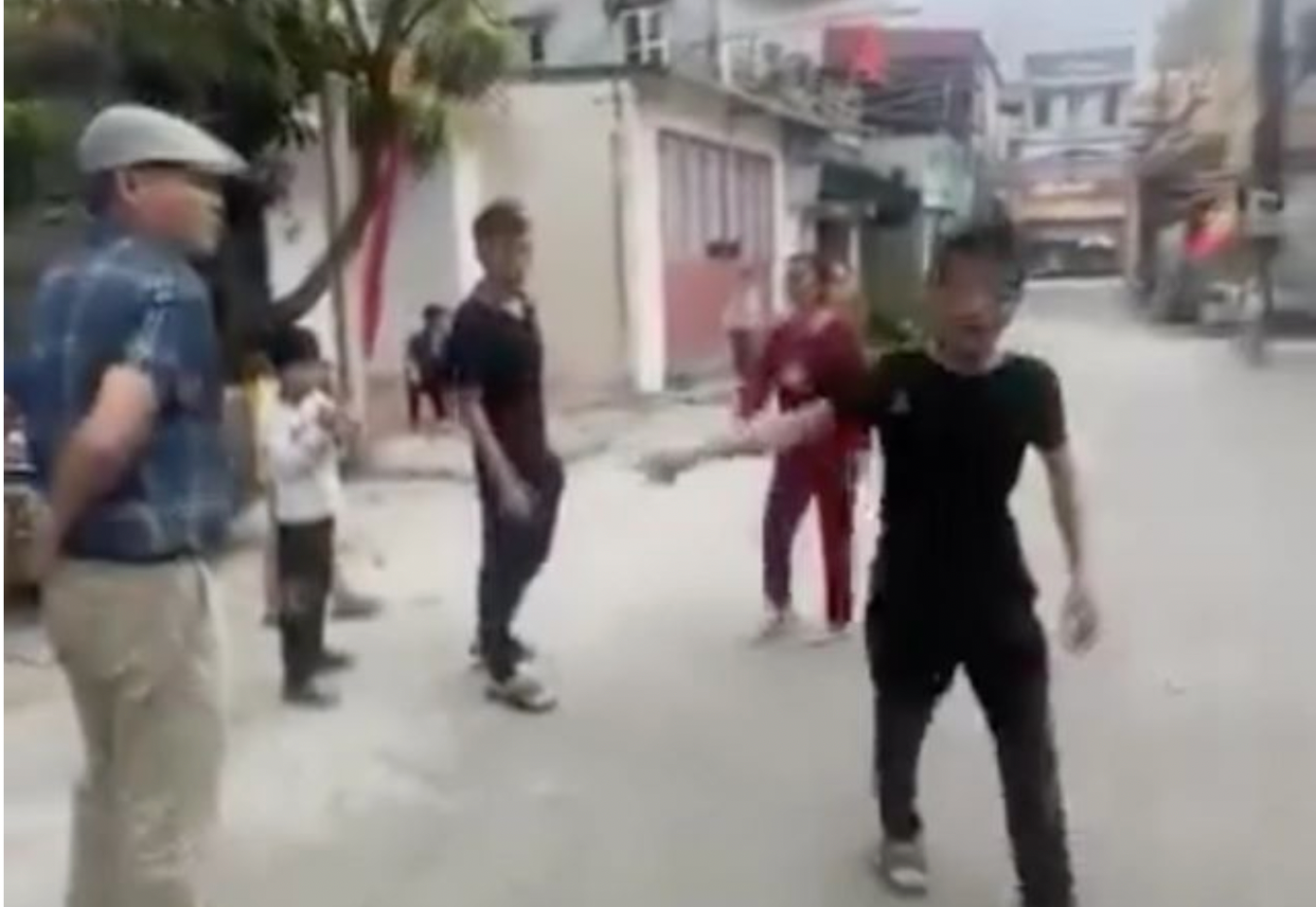 C&ocirc;ng an khẩn trương xử l&yacute; vụ đ&ograve;i tiền đỗ xe tr&aacute;i quy định trước cổng ch&ugrave;a G&ocirc;i- Ảnh 1.