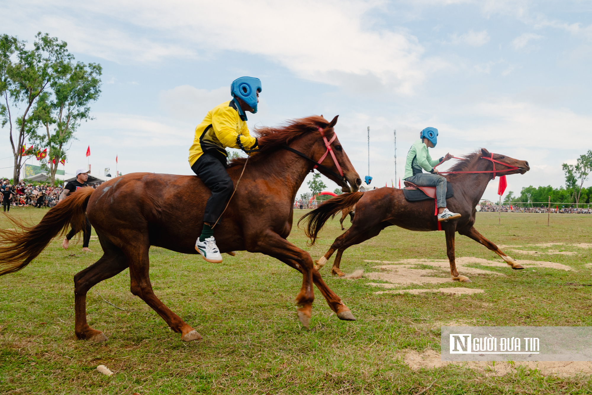 Xem nông dân Đắk Lắk hoá "kỵ sĩ" cưỡi ngựa thồ tham gia lễ đua đầu năm - Ảnh 16. Xem nông dân Đắk Lắk hoá "kỵ sĩ" cưỡi ngựa thồ tham gia lễ đua đầu năm - Ảnh 16.