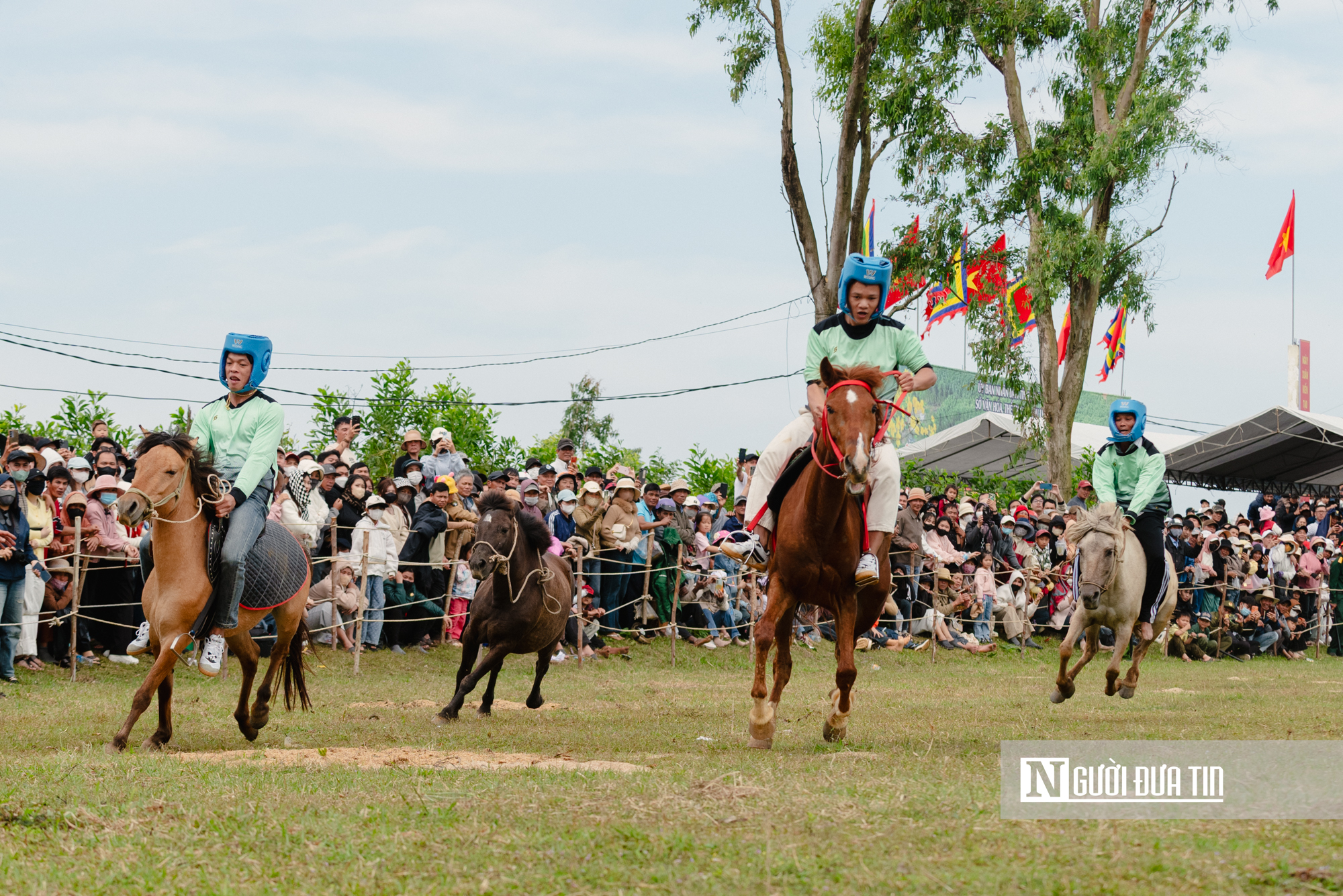 Xem nông dân Đắk Lắk hoá "kỵ sĩ" cưỡi ngựa thồ tham gia lễ đua đầu năm - Ảnh 18. Xem nông dân Đắk Lắk hoá "kỵ sĩ" cưỡi ngựa thồ tham gia lễ đua đầu năm - Ảnh 18.