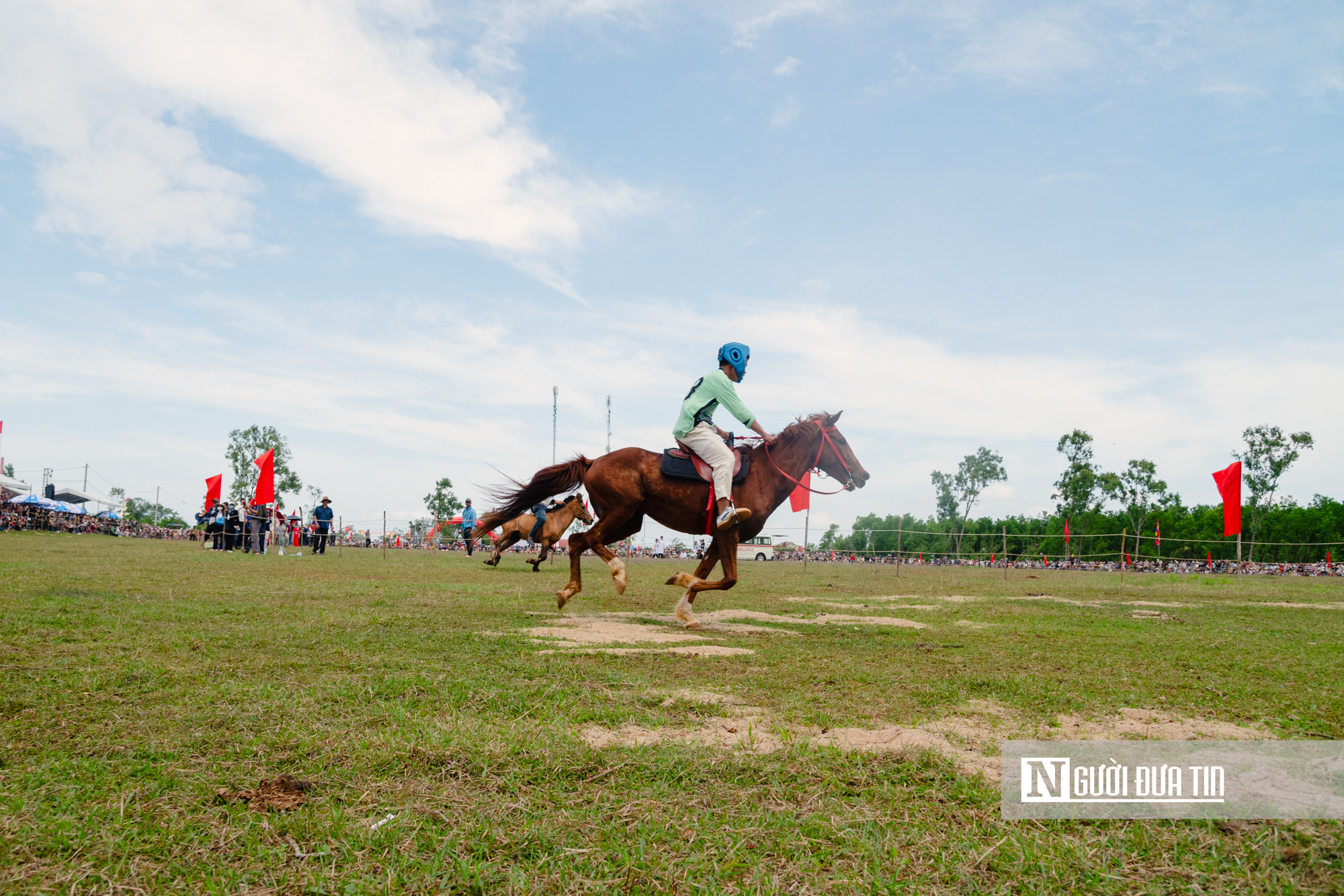 Xem nông dân Đắk Lắk hoá "kỵ sĩ" cưỡi ngựa thồ tham gia lễ đua đầu năm - Ảnh 2. Xem nông dân Đắk Lắk hoá "kỵ sĩ" cưỡi ngựa thồ tham gia lễ đua đầu năm - Ảnh 2.