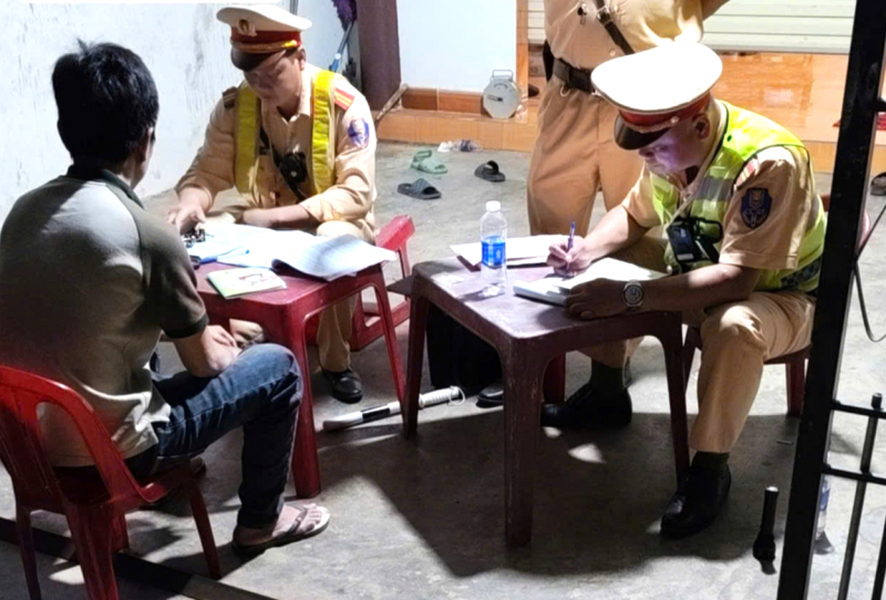 Chủ xe và tài xế xe 25 chỗ "nhồi" 61 khách, đi vào đường cấm bị phạt hơn 200 triệu đồng - Ảnh 1.