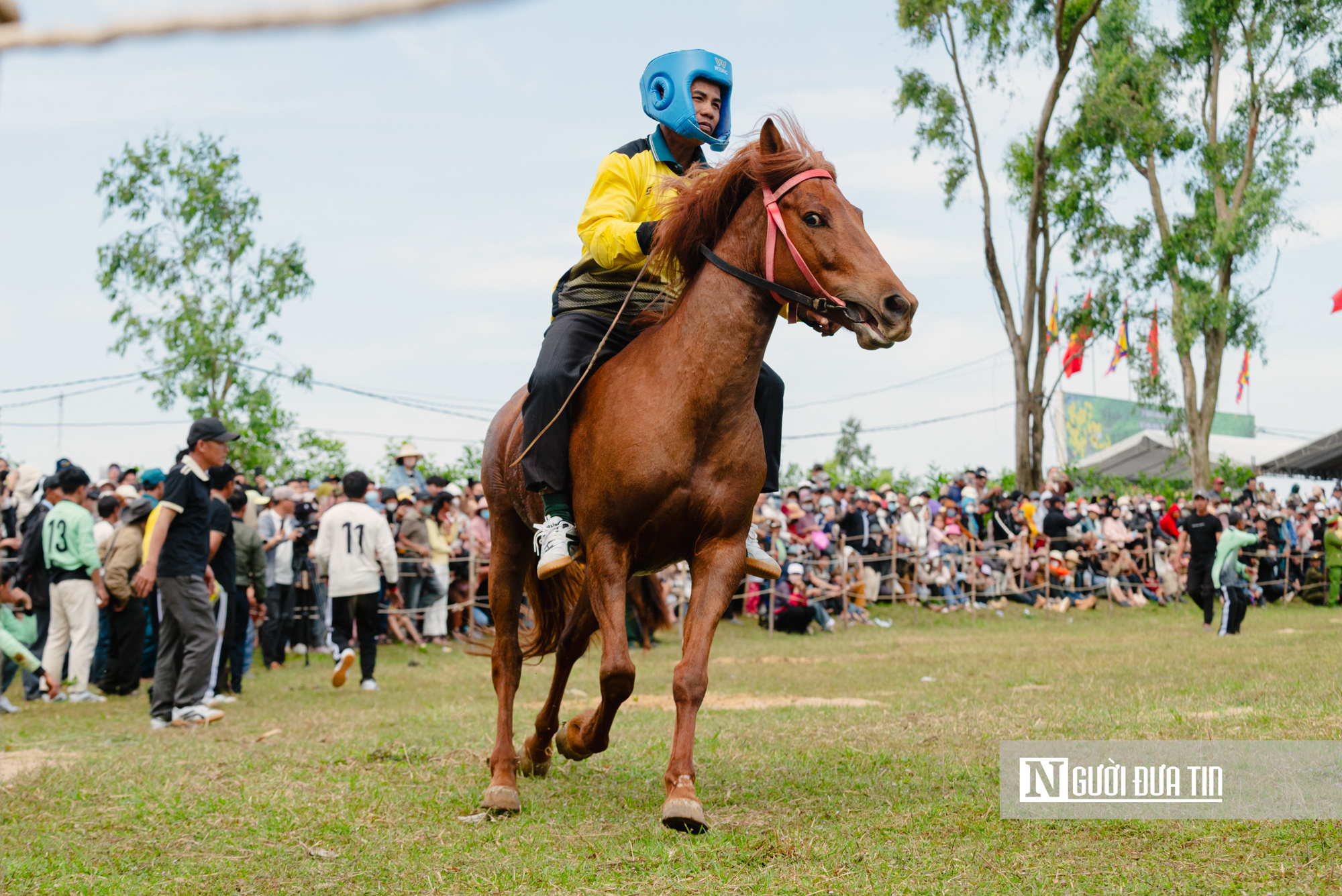 Xem nông dân Đắk Lắk hoá "kỵ sĩ" cưỡi ngựa thồ tham gia lễ đua đầu năm - Ảnh 7. Xem nông dân Đắk Lắk hoá "kỵ sĩ" cưỡi ngựa thồ tham gia lễ đua đầu năm - Ảnh 7.