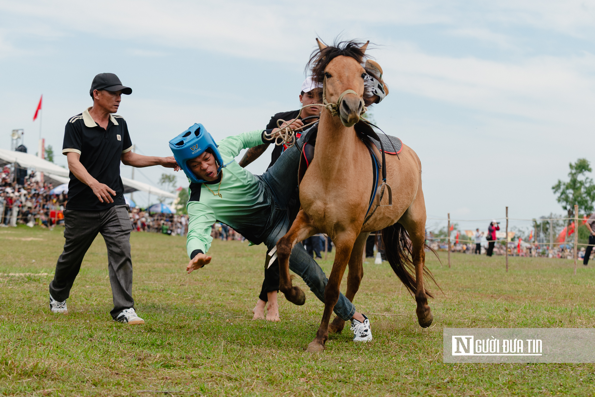 Xem nông dân Đắk Lắk hoá "kỵ sĩ" cưỡi ngựa thồ tham gia lễ đua đầu năm - Ảnh 11. Xem nông dân Đắk Lắk hoá "kỵ sĩ" cưỡi ngựa thồ tham gia lễ đua đầu năm - Ảnh 11.