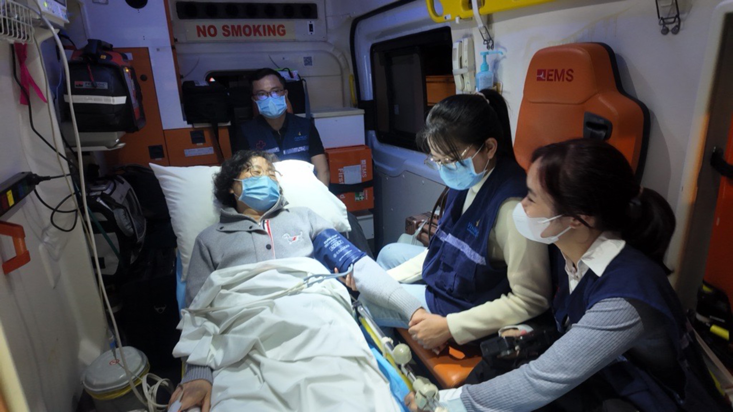 Vinmec Nha Trang cứu sống du khách Hàn Quốc nguy kịch, đưa về nước an toàn - Ảnh 2.