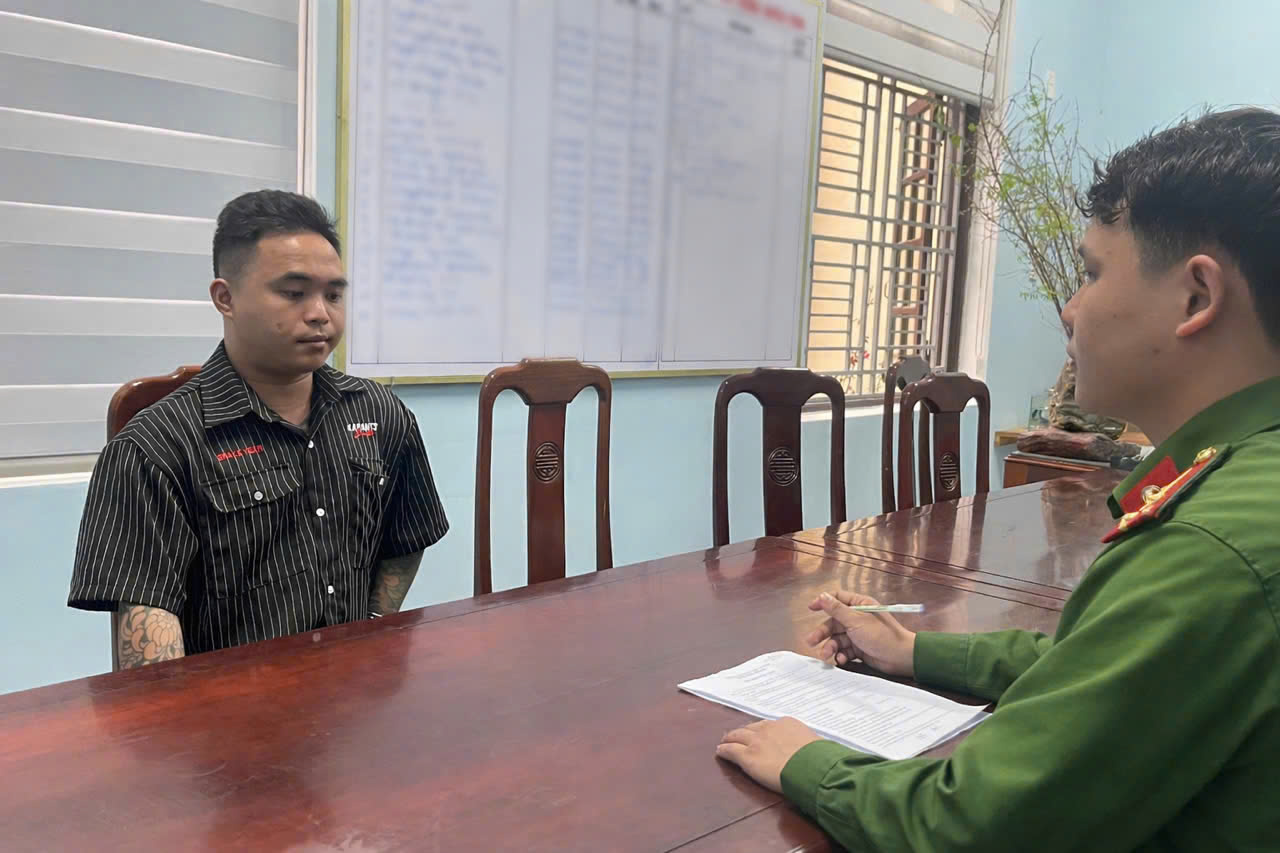 Mất điện thoại, mất thêm tiền vì tin gã thanh niên xăm trổ giả danh công an- Ảnh 1.