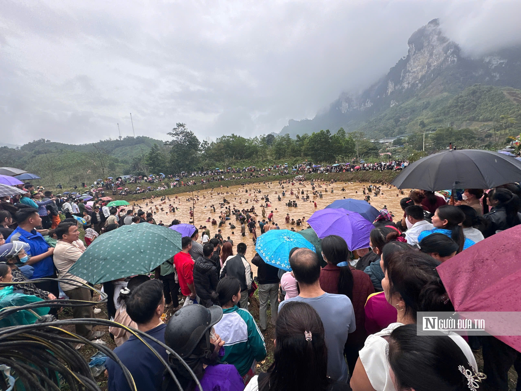 Náo nhiệt hội thi bắt cá tay không trong mùa lễ hội đầu xuân - Ảnh 1.