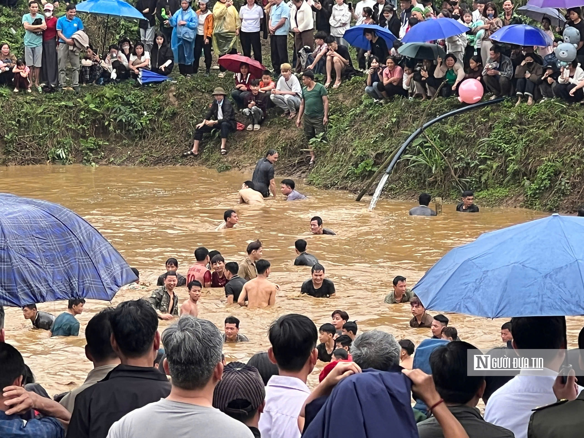 Náo nhiệt hội thi bắt cá tay không trong mùa lễ hội đầu xuân - Ảnh 2.
