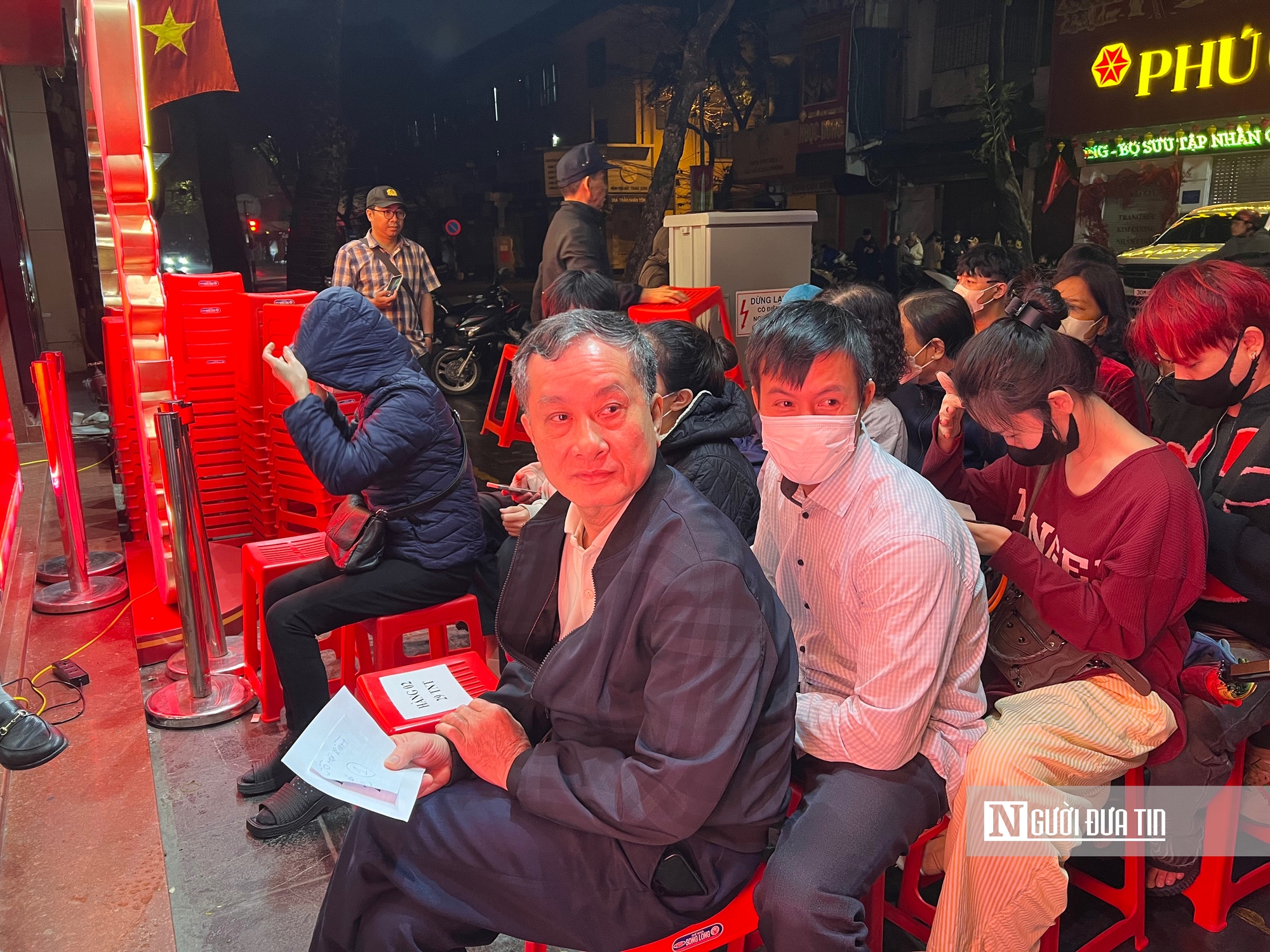 Xuy&ecirc;n đ&ecirc;m xếp h&agrave;ng mua v&agrave;ng bạc ng&agrave;y v&iacute;a Thần T&agrave;i: Người lớn giữ lệ mua v&agrave;ng, giới trẻ chuộng bạc t&iacute;ch lũy- Ảnh 2.