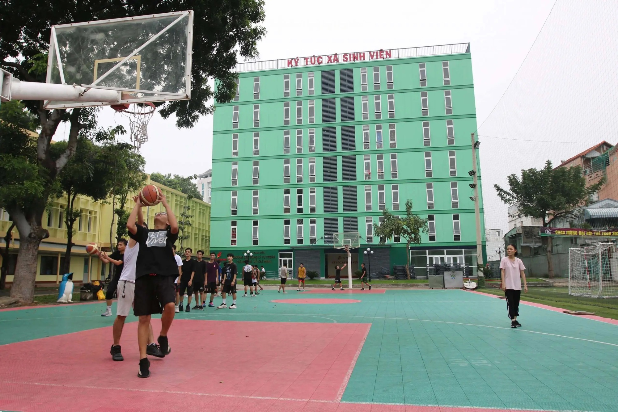 Một trường cao đẳng ở Tp.HCM phải hoàn trả hơn 20 tỷ đồng cho người học - Ảnh 2.