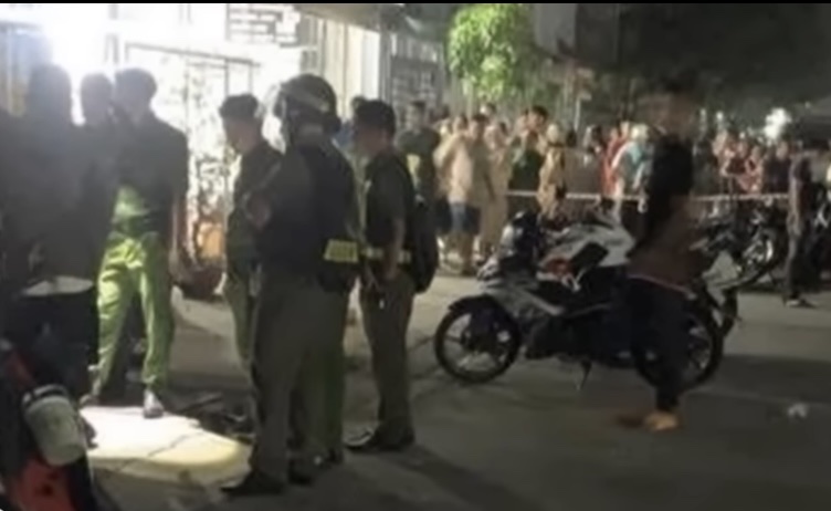 Nghi vợ ngoại tình, chồng phục kích trước phòng trọ, dùng dao tấn công "tình địch" trọng thương - Ảnh 1.