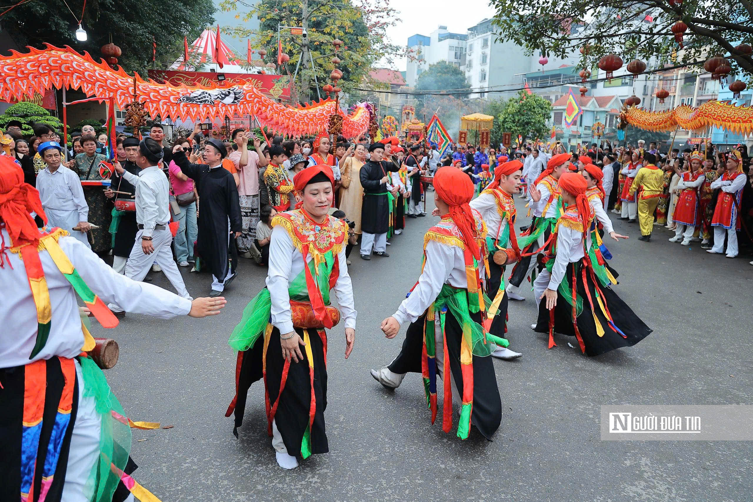 Hà Nội: Trai làng tô son, đánh phấn múa điệu "con đĩ đánh bồng"- Ảnh 11. Hà Nội: Trai làng tô son, đánh phấn múa điệu "con đĩ đánh bồng"- Ảnh 11.