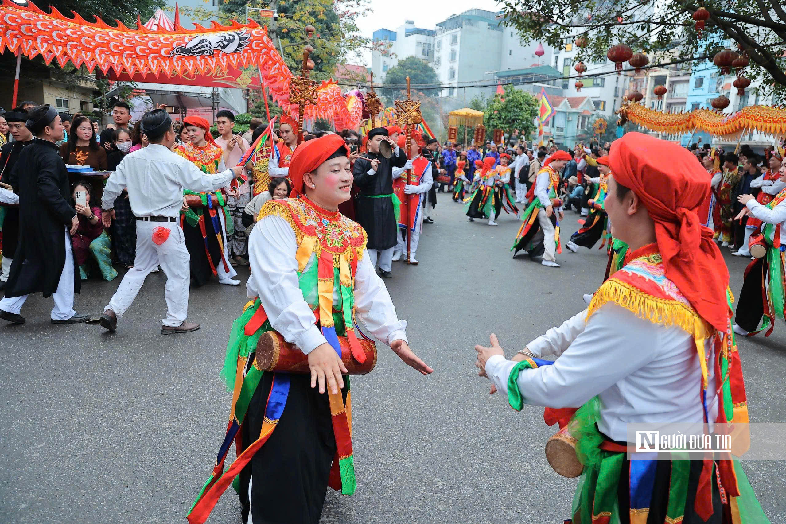 Hà Nội: Trai làng tô son, đánh phấn múa điệu "con đĩ đánh bồng"- Ảnh 10. Hà Nội: Trai làng tô son, đánh phấn múa điệu "con đĩ đánh bồng"- Ảnh 10.