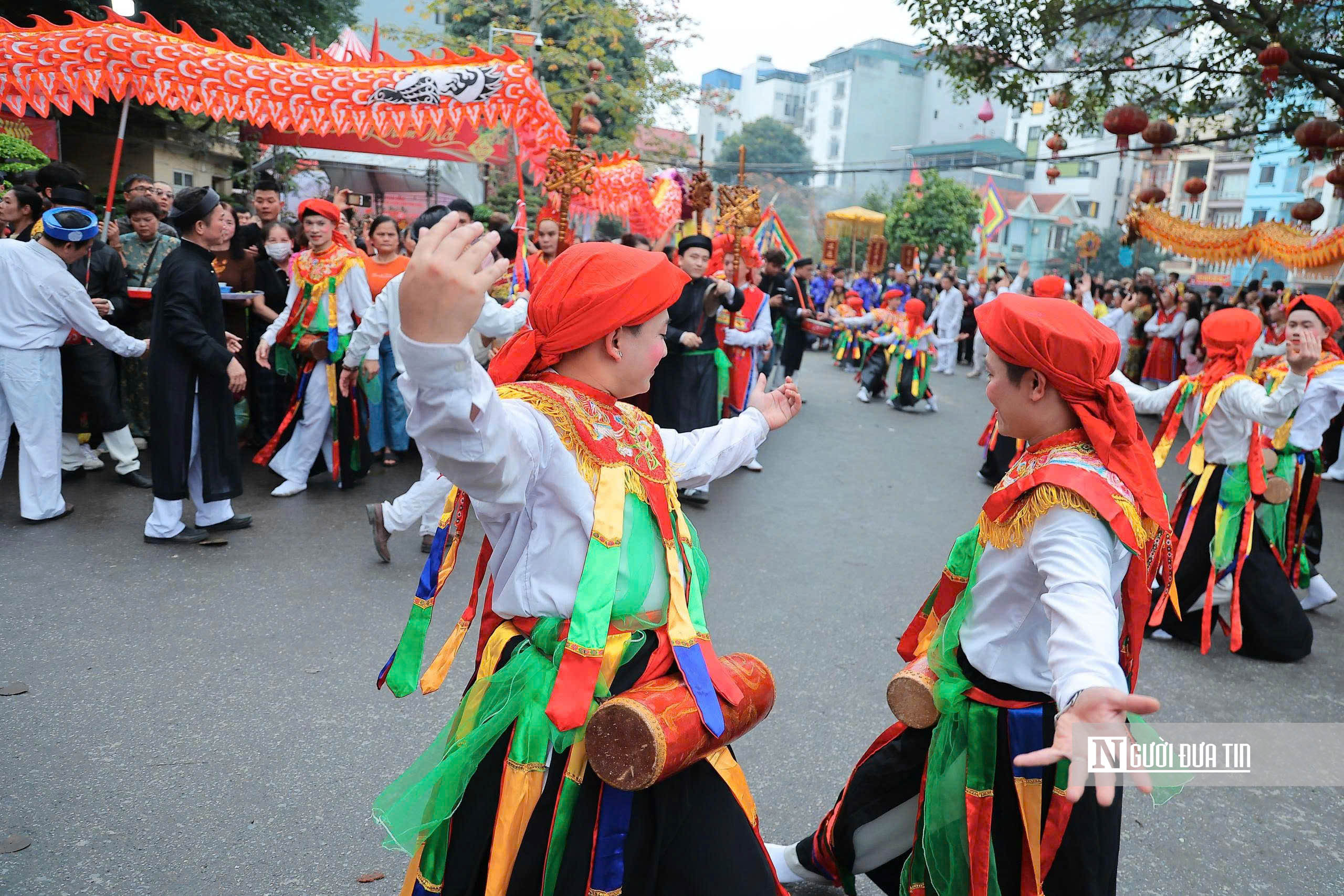 Hà Nội: Trai làng tô son, đánh phấn múa điệu "con đĩ đánh bồng"- Ảnh 9. Hà Nội: Trai làng tô son, đánh phấn múa điệu "con đĩ đánh bồng"- Ảnh 9.