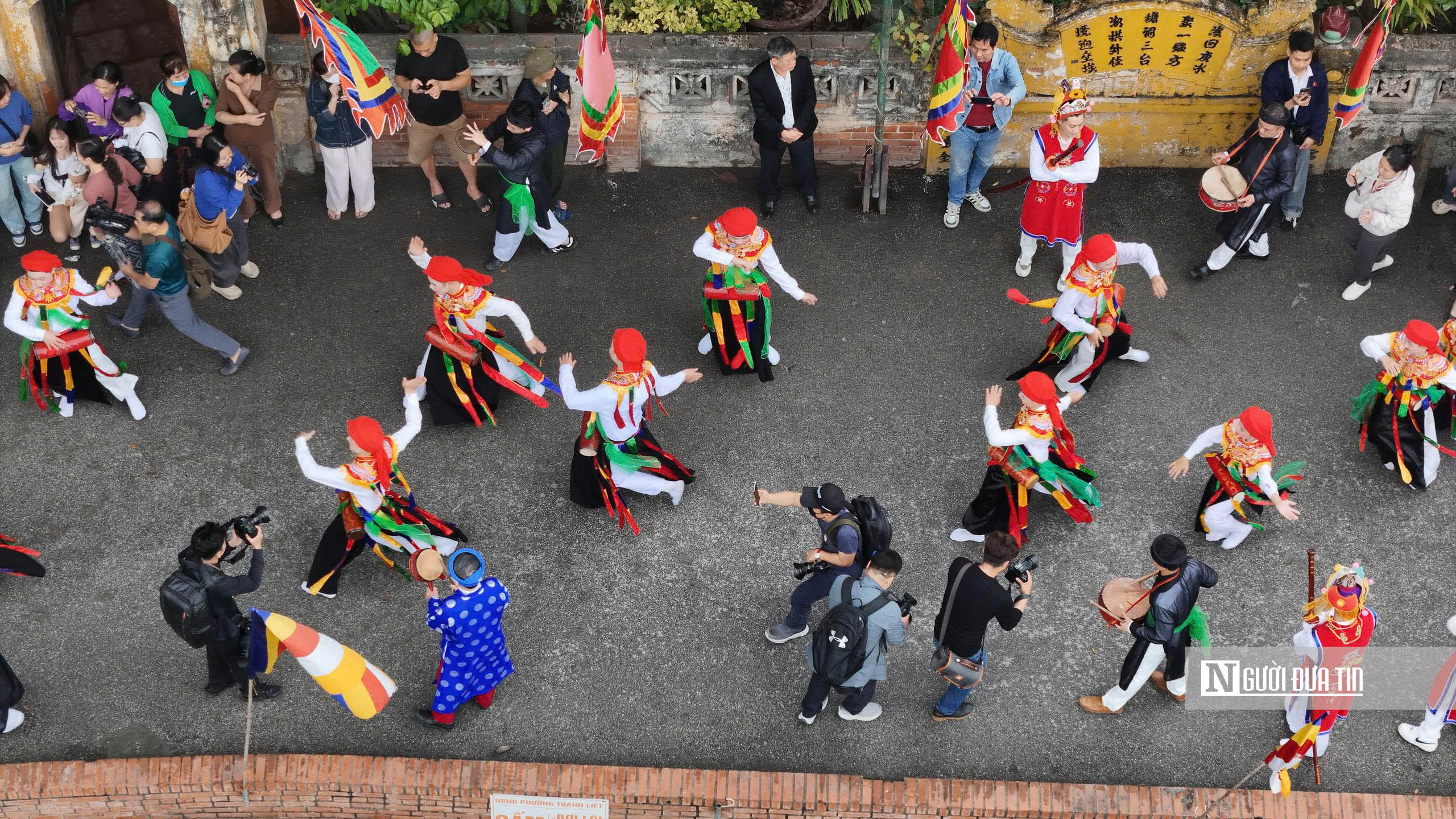 Hà Nội: Trai làng tô son, đánh phấn múa điệu "con đĩ đánh bồng"- Ảnh 12. Hà Nội: Trai làng tô son, đánh phấn múa điệu "con đĩ đánh bồng"- Ảnh 12.