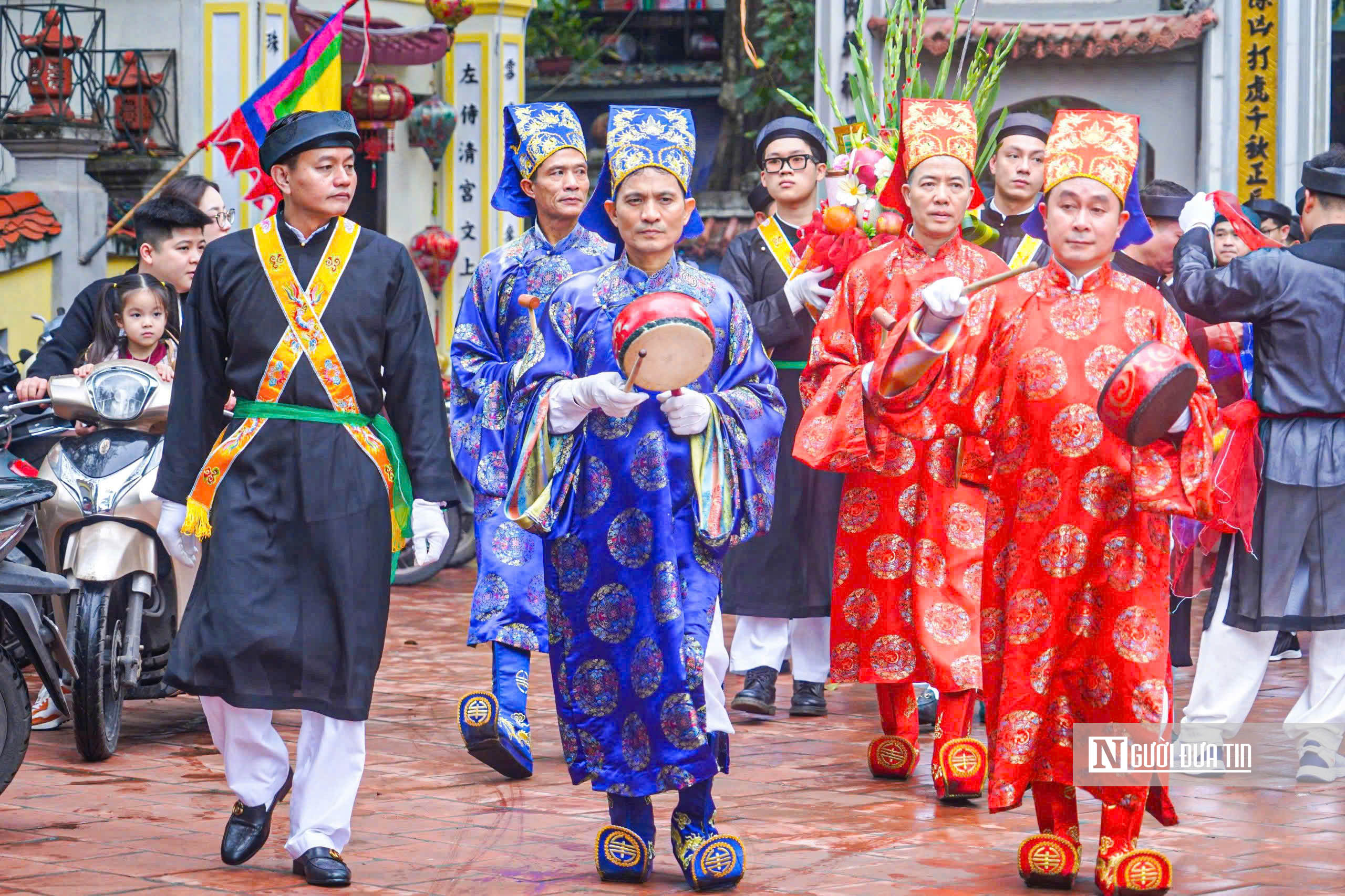 Hà Nội: Trai làng tô son, đánh phấn múa điệu "con đĩ đánh bồng"- Ảnh 3. Hà Nội: Trai làng tô son, đánh phấn múa điệu "con đĩ đánh bồng"- Ảnh 3.