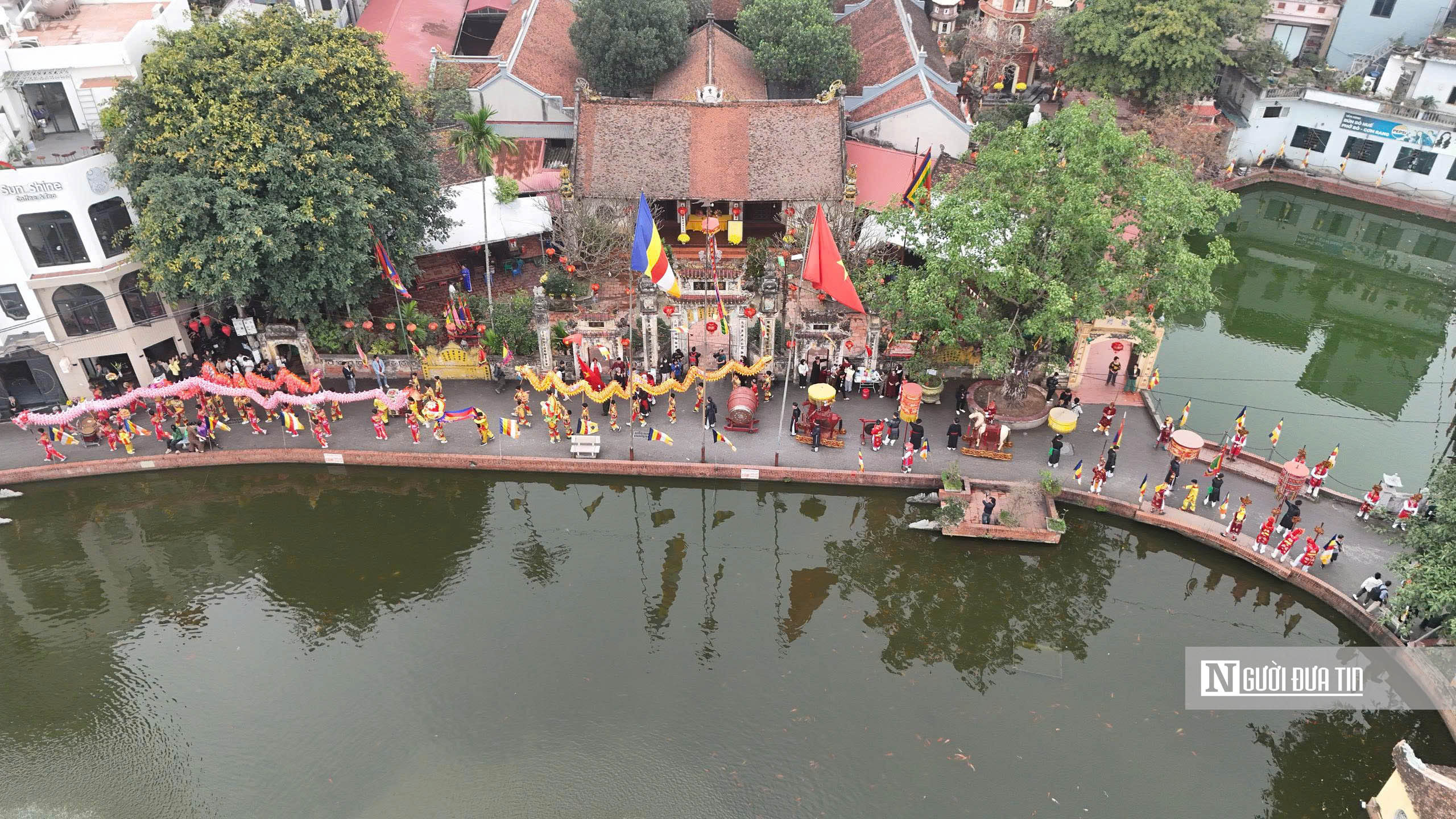 Hà Nội: Trai làng tô son, đánh phấn múa điệu "con đĩ đánh bồng"- Ảnh 1. Hà Nội: Trai làng tô son, đánh phấn múa điệu "con đĩ đánh bồng"- Ảnh 1.